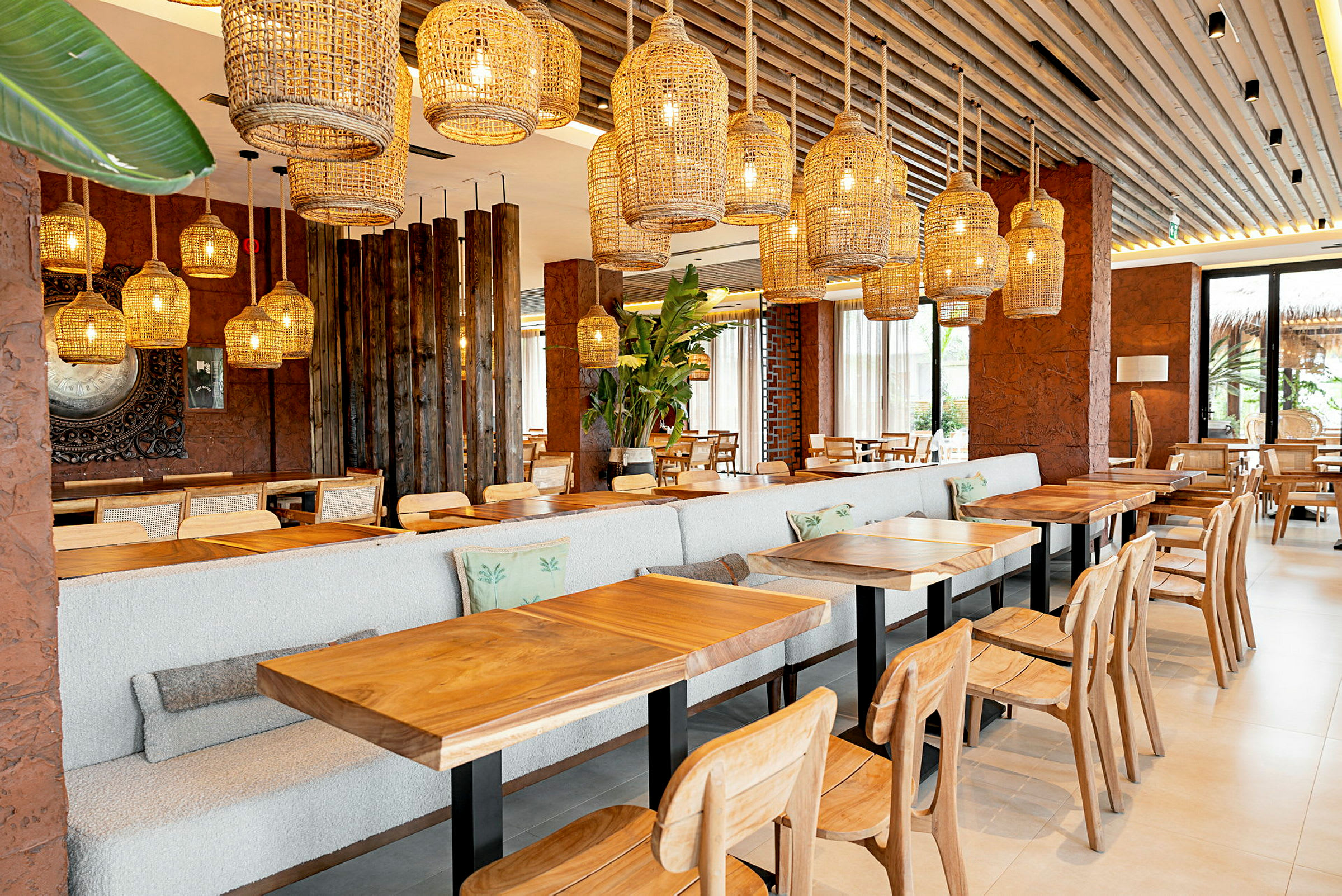 Restaurant med træborde, stole og dekorative lamper. (AI-genereret tekst)