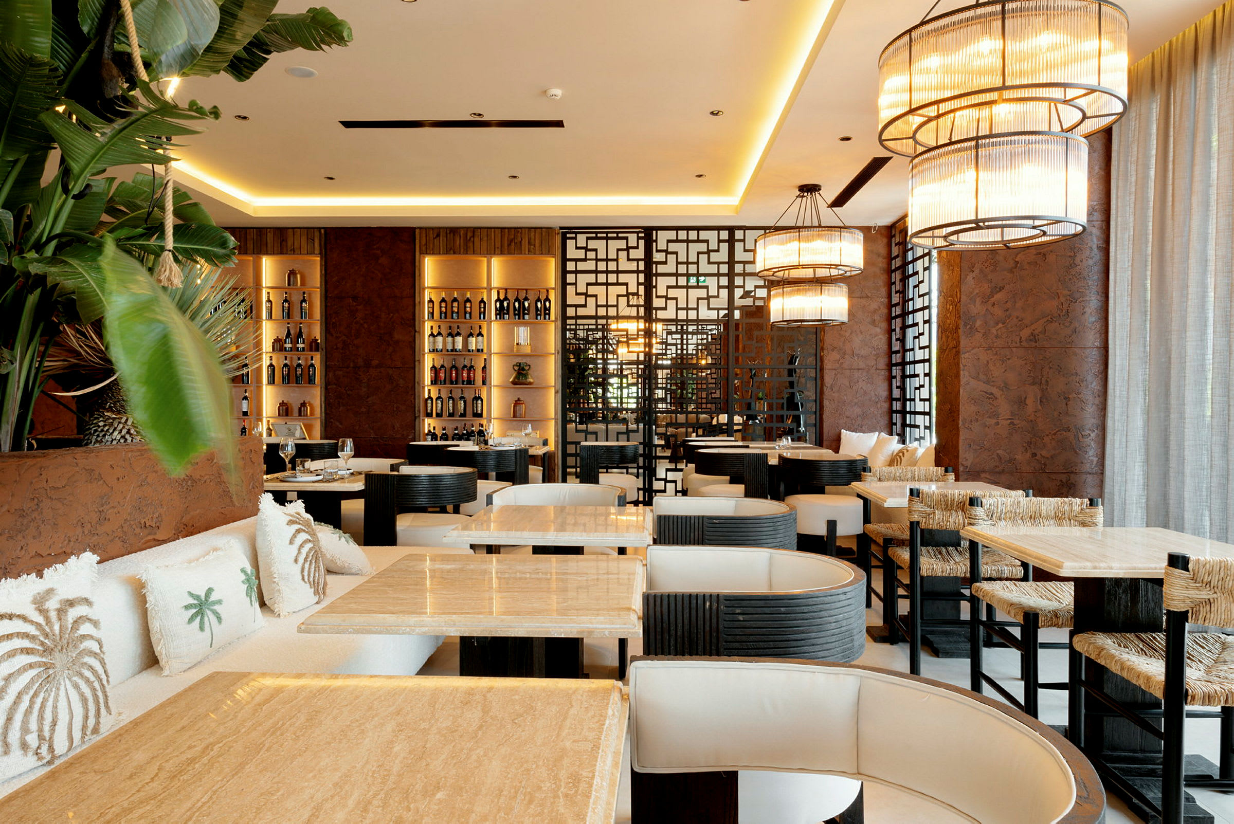 Interiør af en elegant restaurant med siddepladser og dekorative lamper. (AI-genereret tekst)