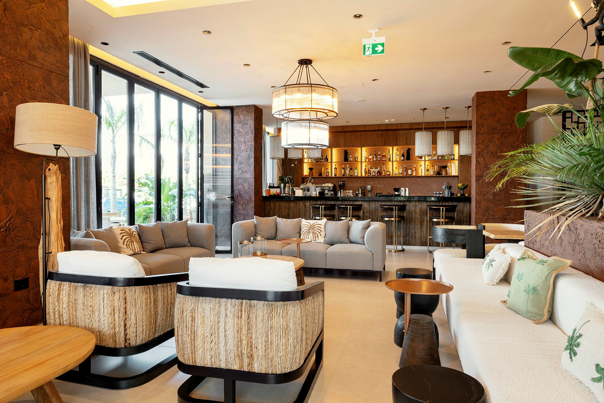 Et moderne hotelbarområde med siddepladser, sofaer og belysning. (AI-genereret tekst)