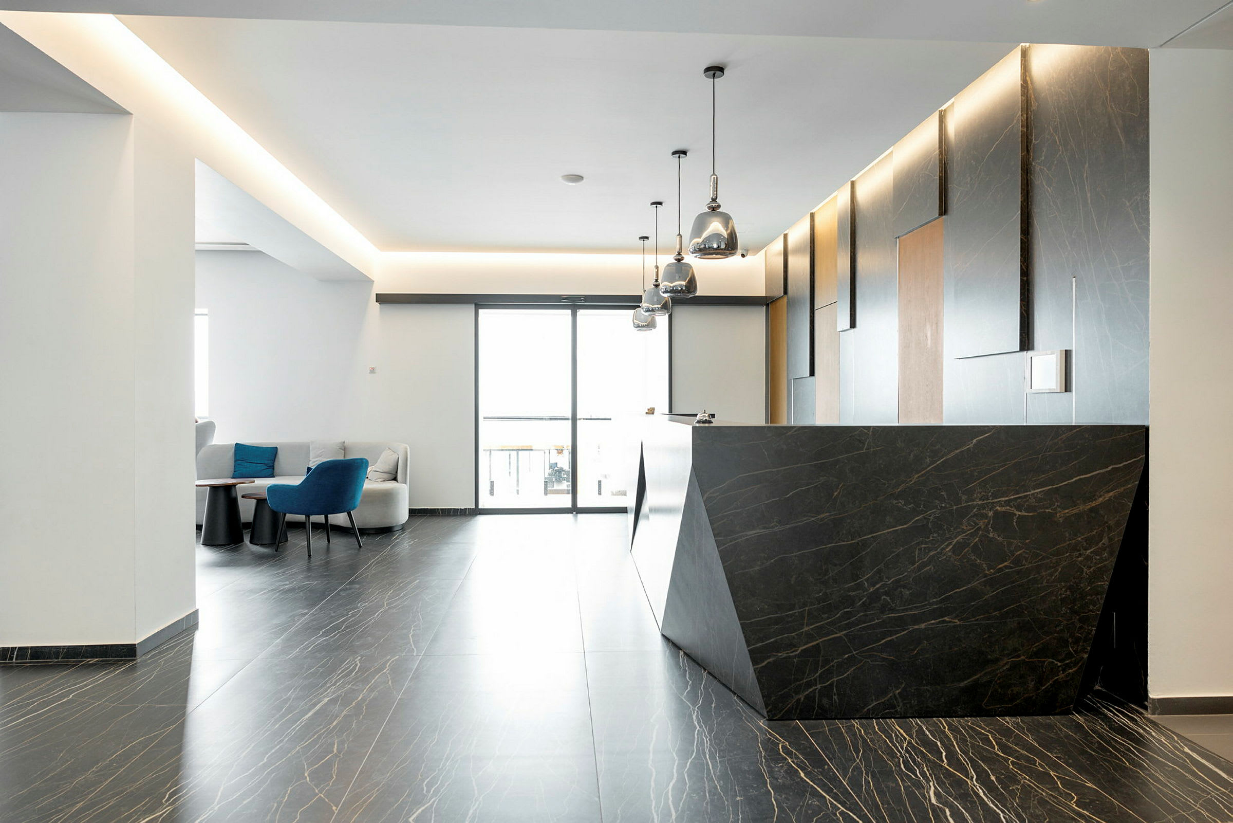 Moderne hotelreception med geometrisk disk og stilfuldt interiør. (AI-genereret tekst)