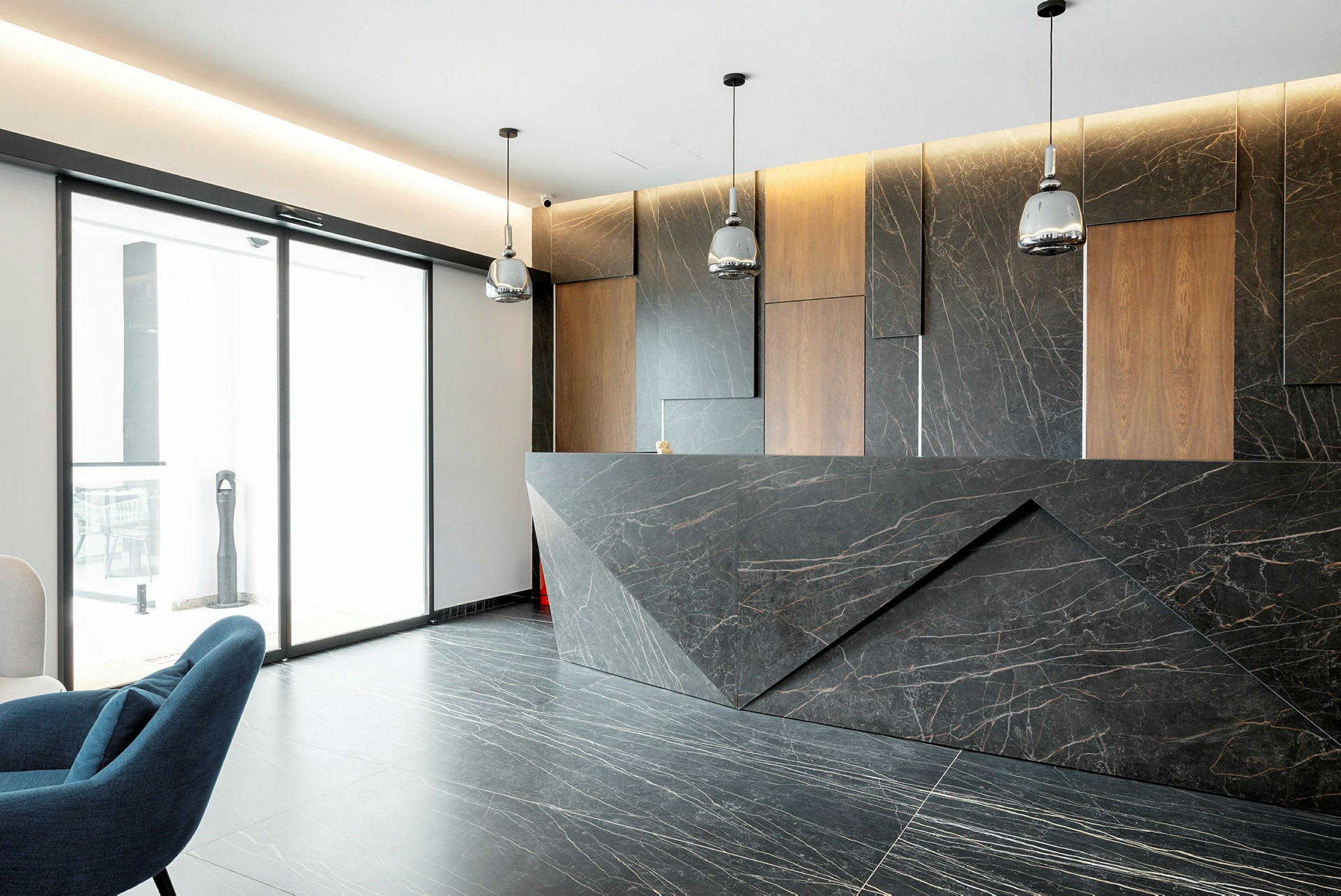 Elegant reception med marmorinspireret interiør og moderne design. (AI-genereret tekst)
