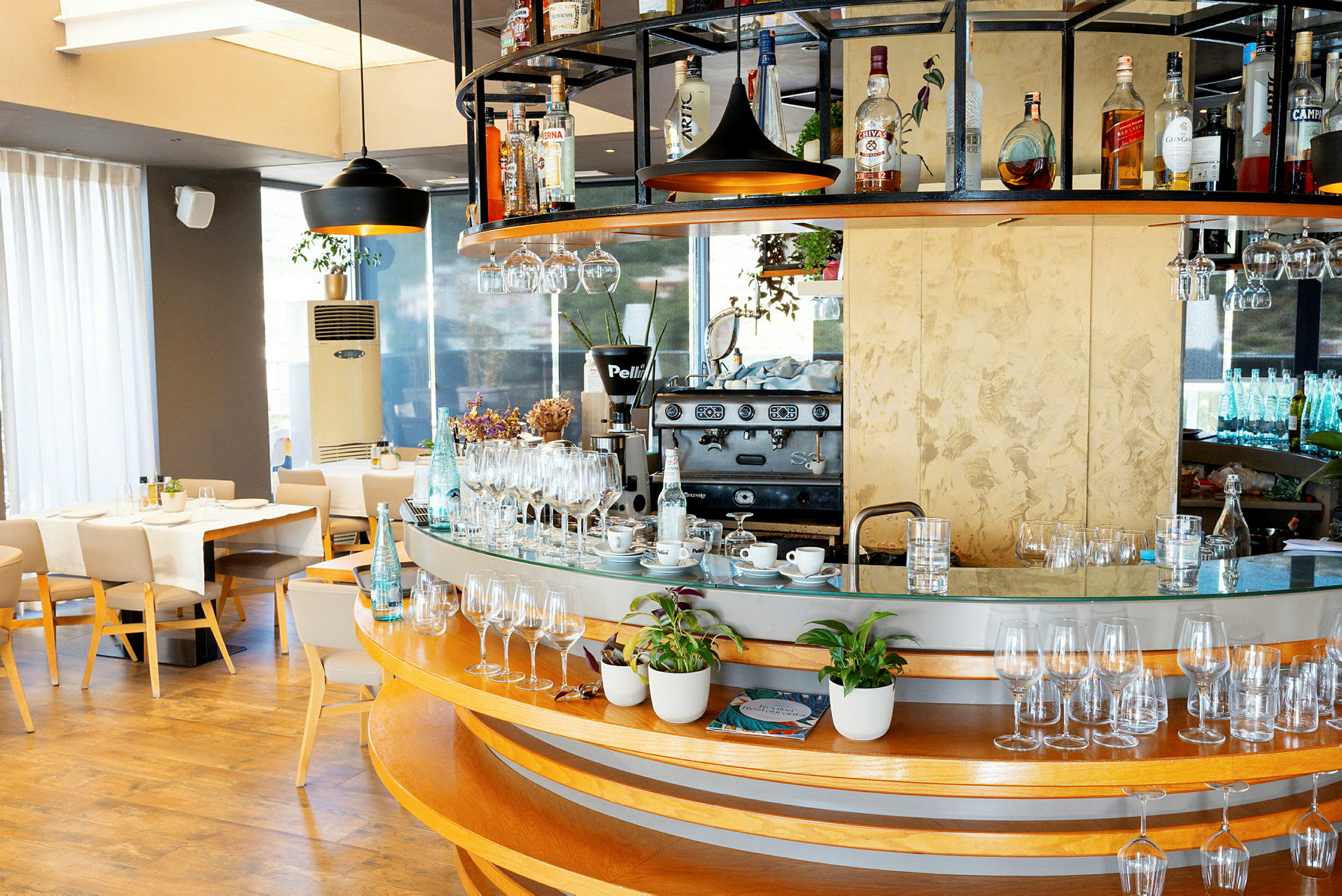 Moderne café med bardisk og spiseborde. (AI-genereret tekst)