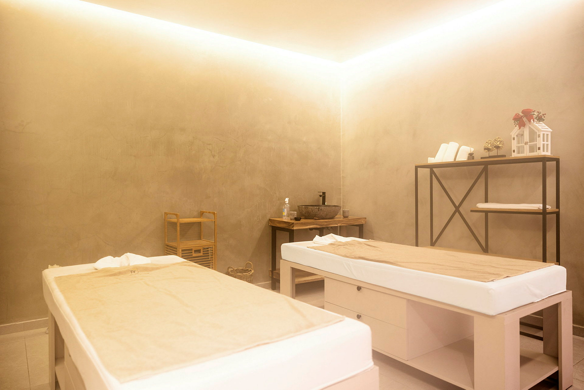 To massageborde i et spa-rum med diskret indretning. (AI-genereret tekst)