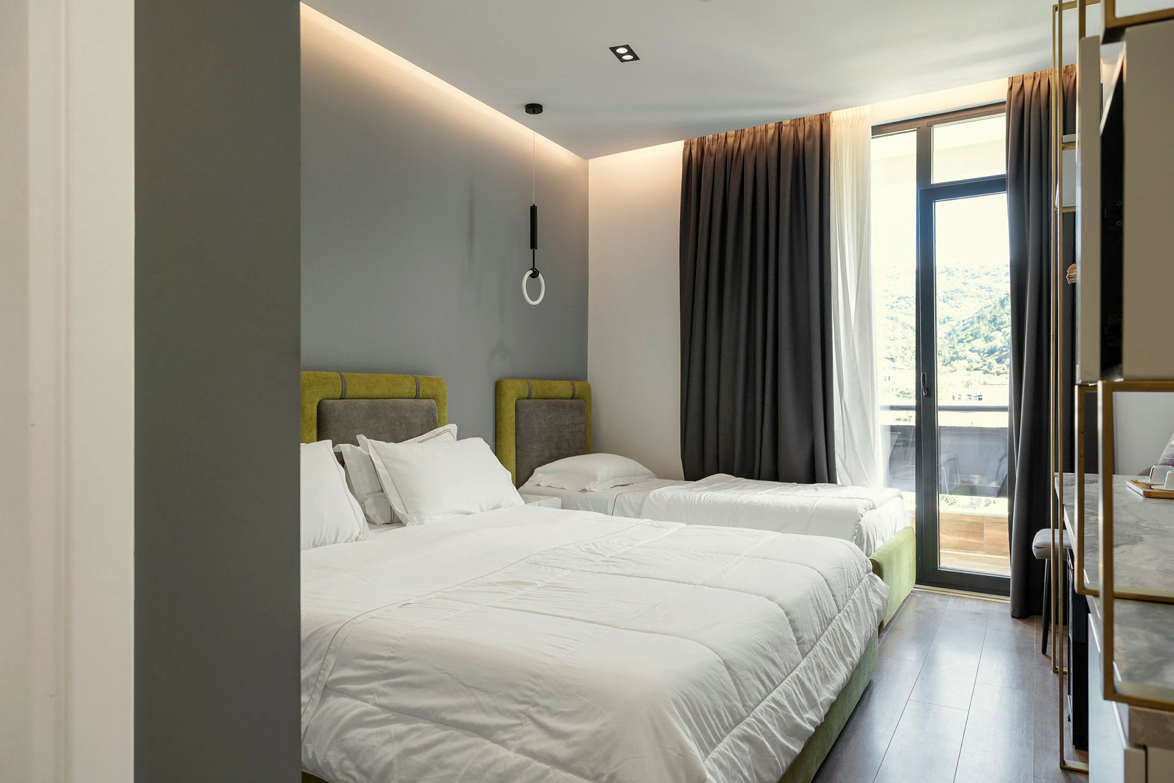 Hotelværelse med to senge og moderne indretning. (AI-genereret tekst)