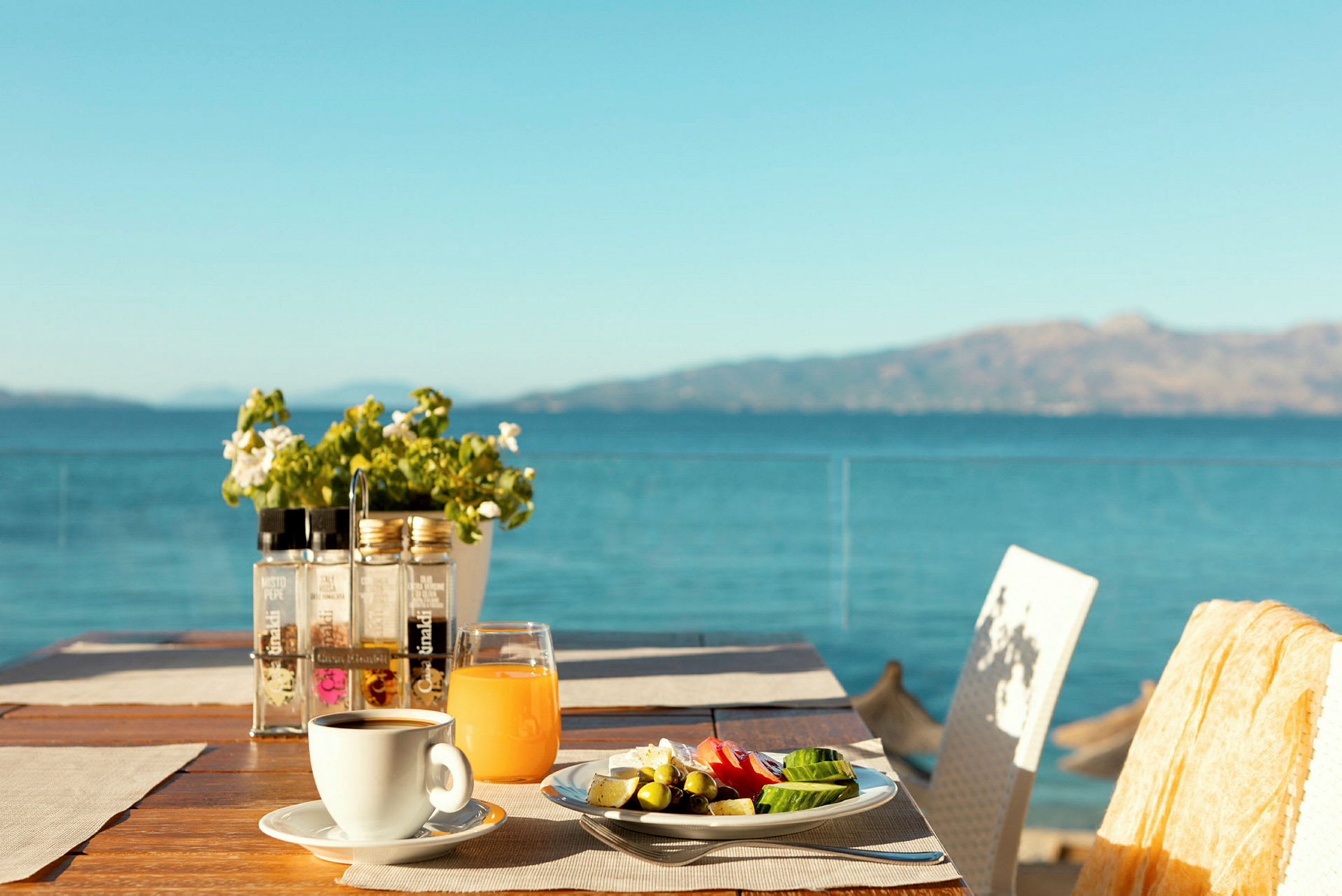 En morgenmad på et bord med udsigt over havet. (AI-genereret tekst)