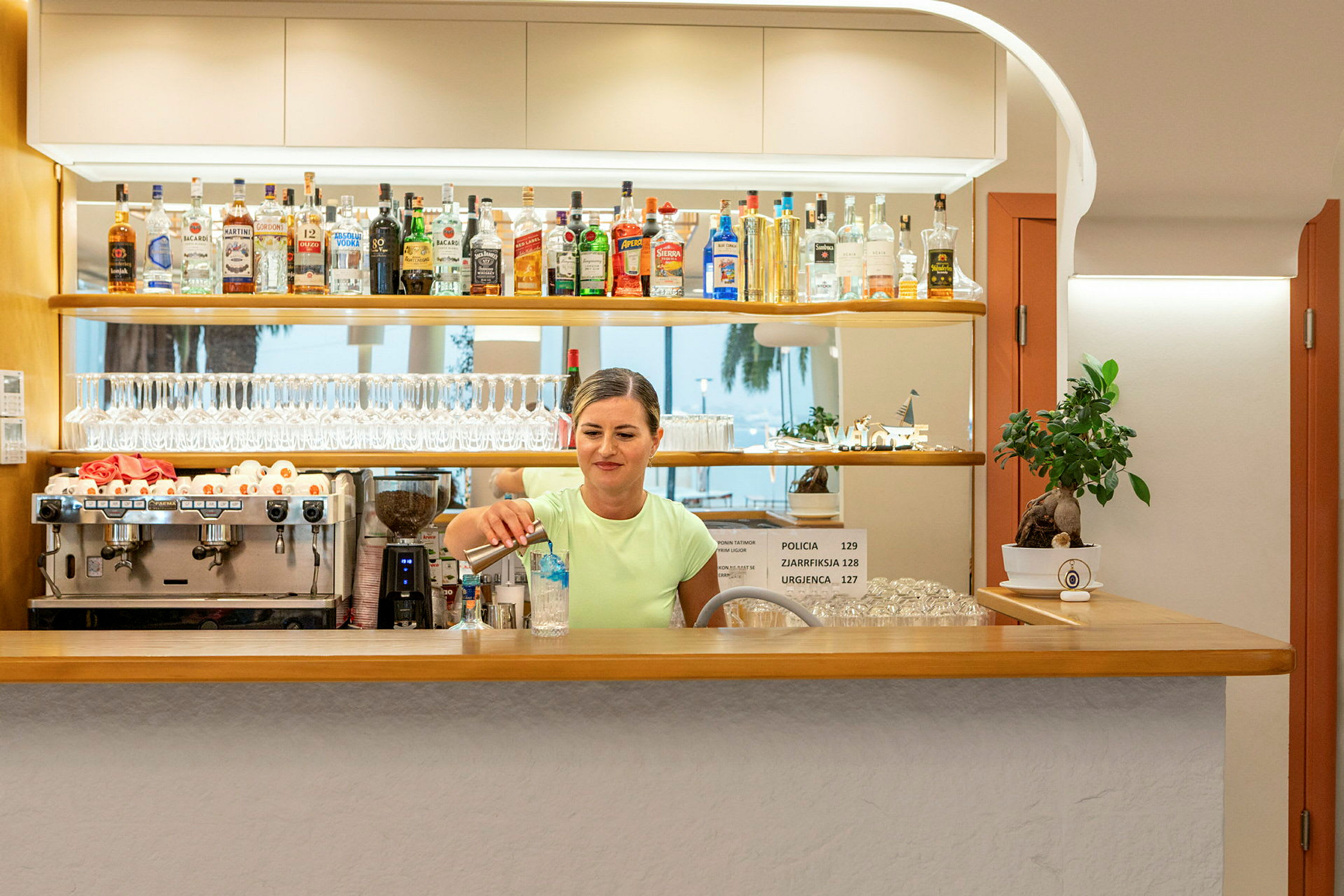 Kombineret bar/a la carte-restaurant