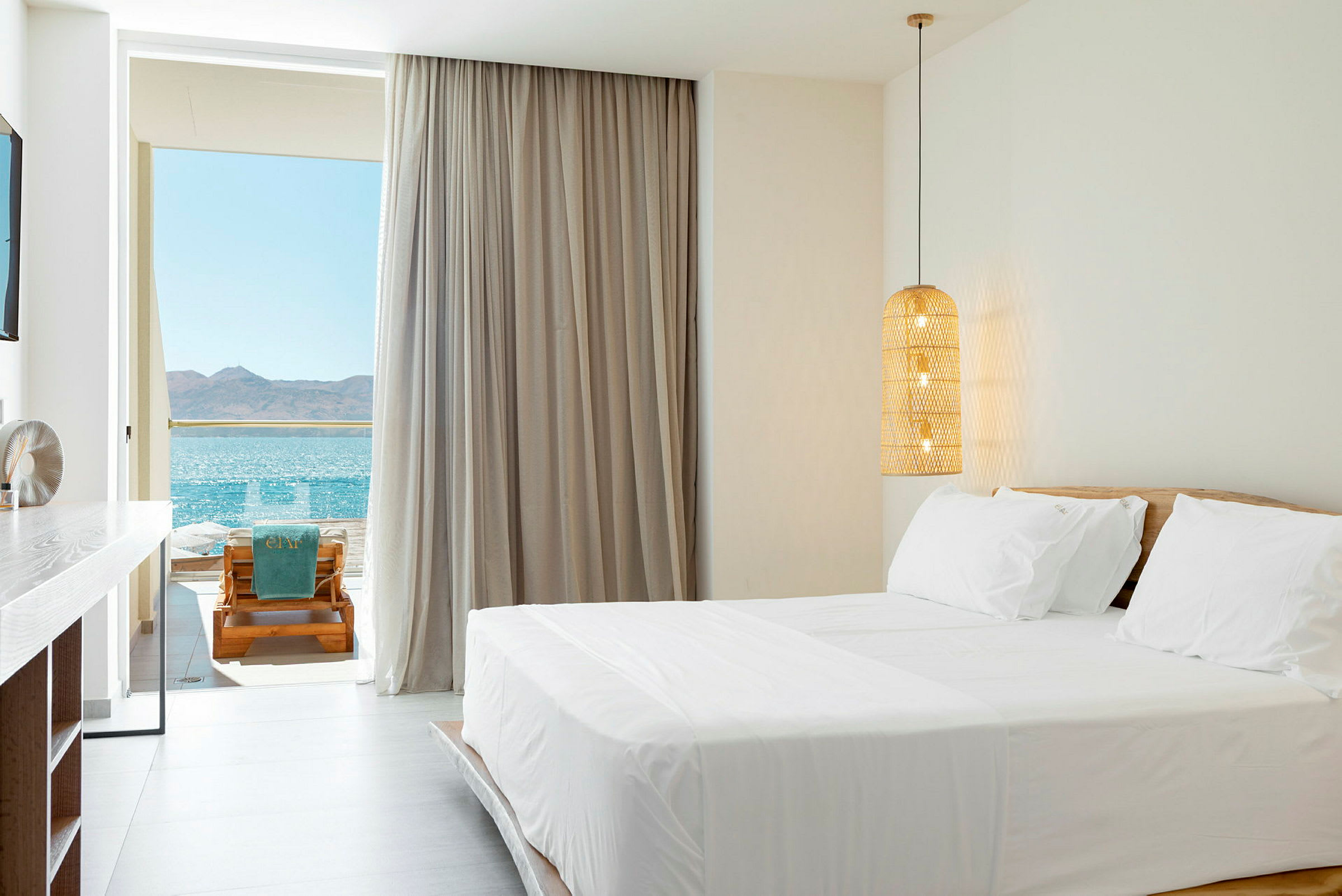 Lyst og moderne hotelværelse med havudsigt fra balkonen. (AI-genereret tekst)