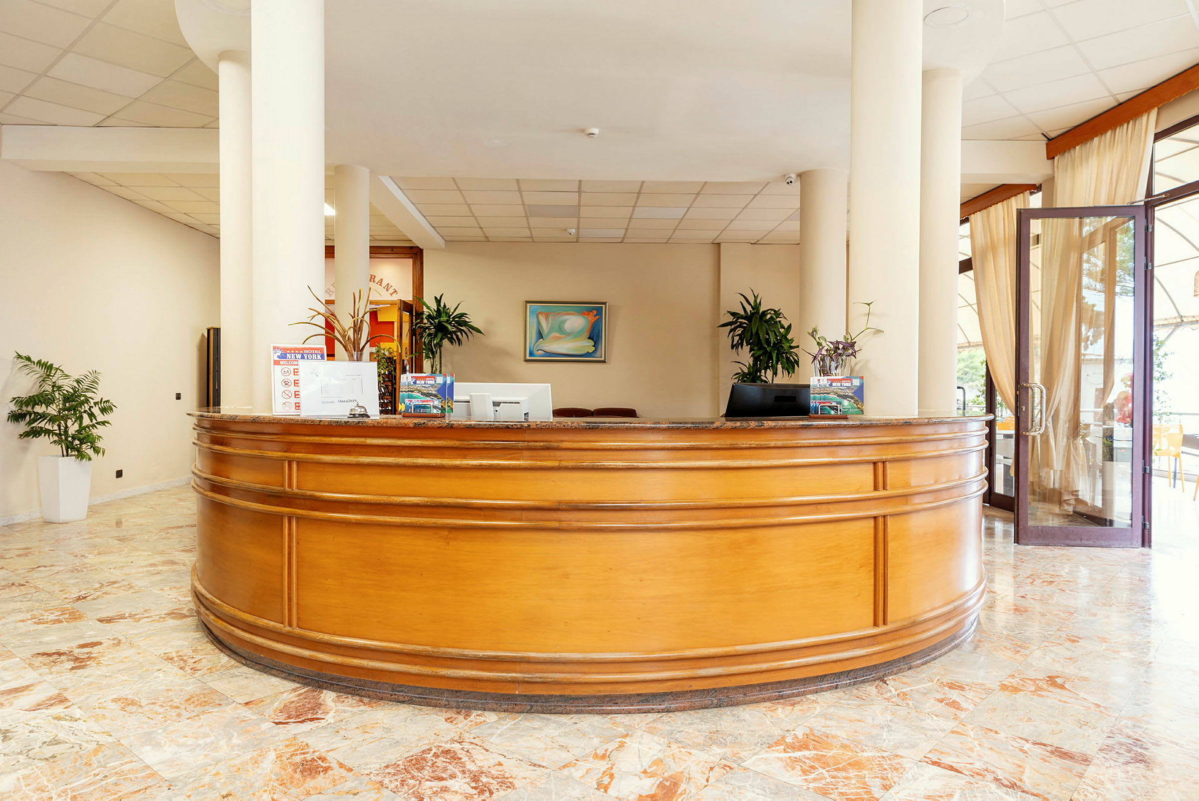 Hotelreception med træskranke og marmorgulv. (AI-genereret tekst)