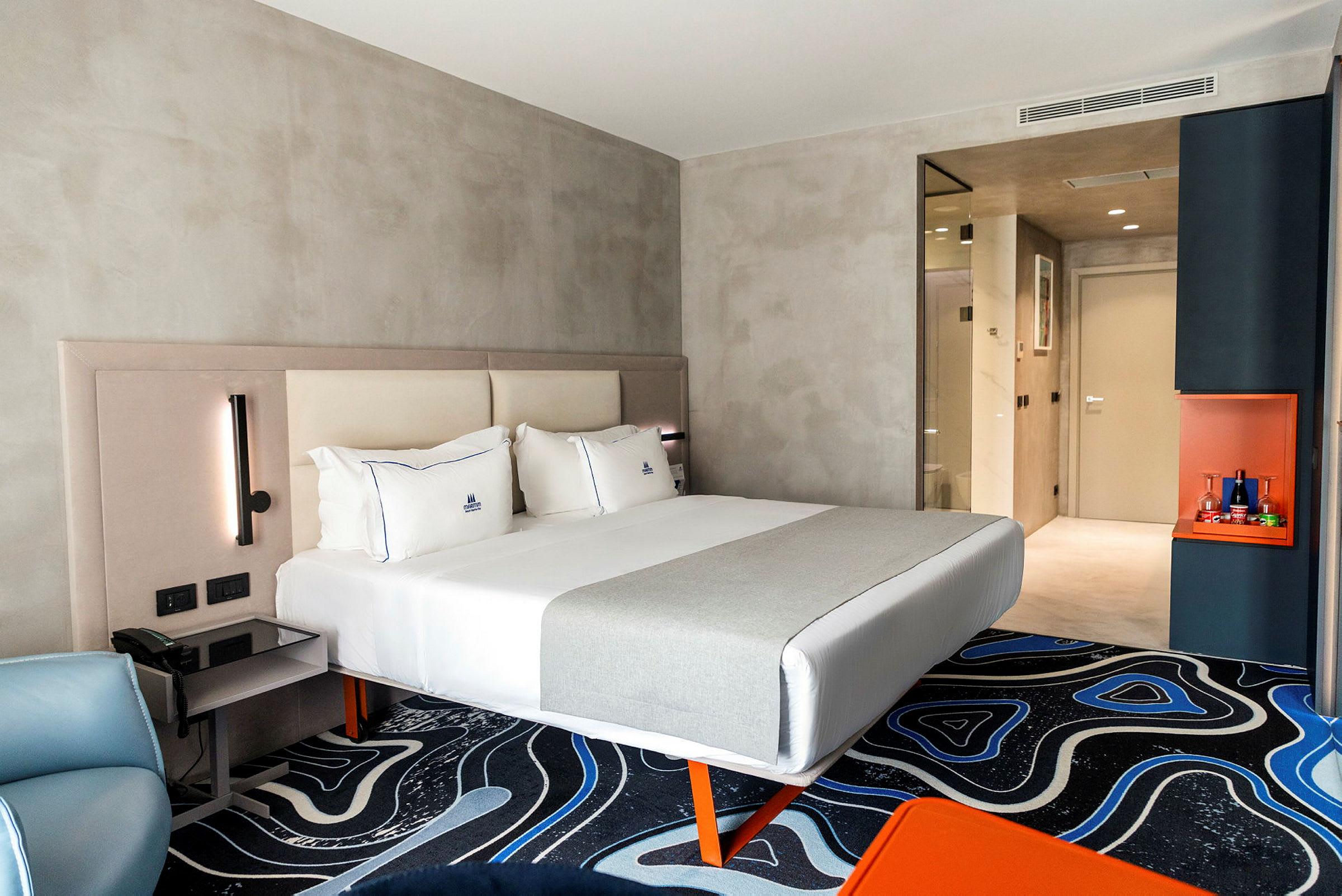 Moderne hotelværelse med en stor seng og elegant indretning. (AI-genereret tekst)