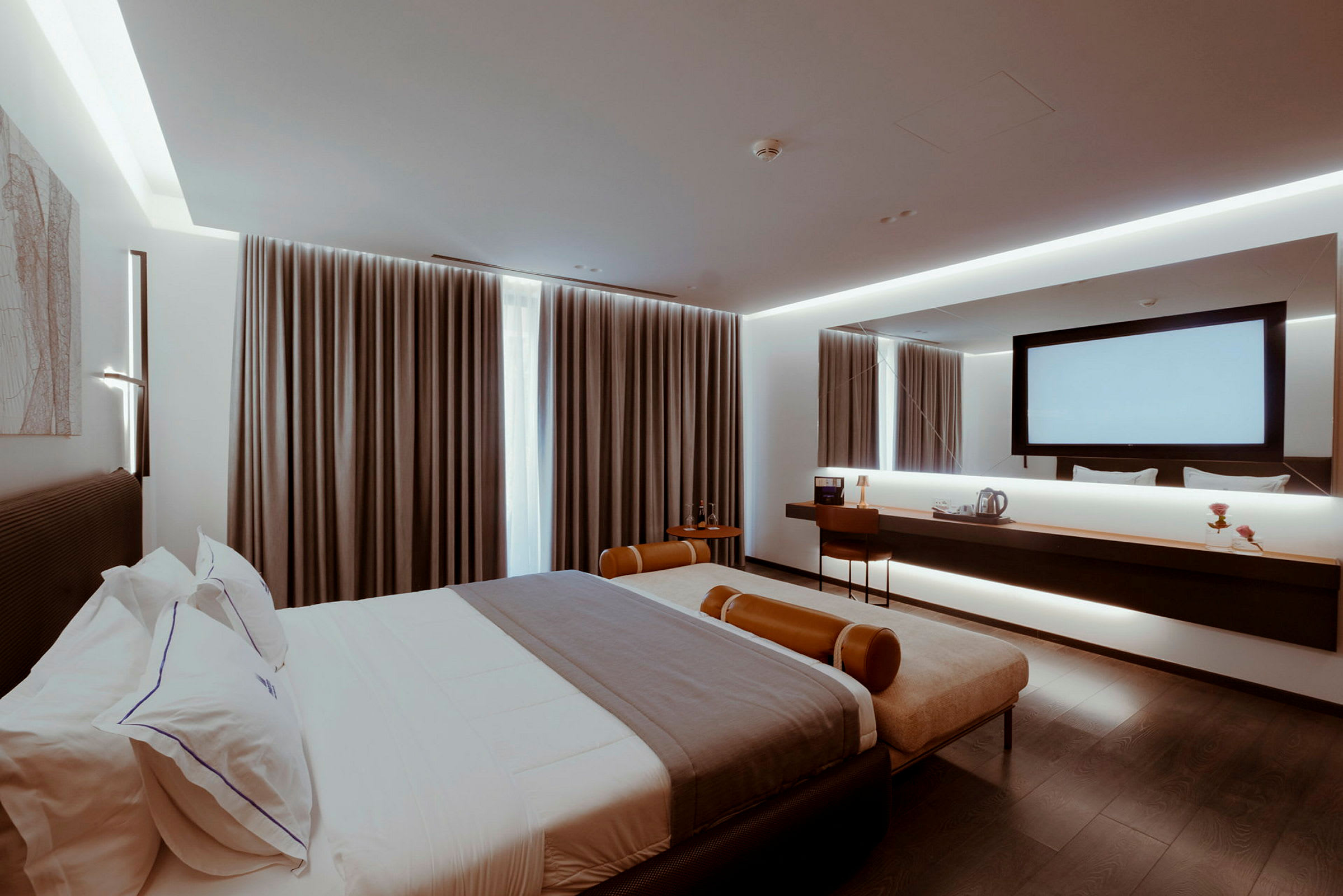Moderne hotelværelse med dobbeltseng, skrivebord og spejl. (AI-genereret tekst)
