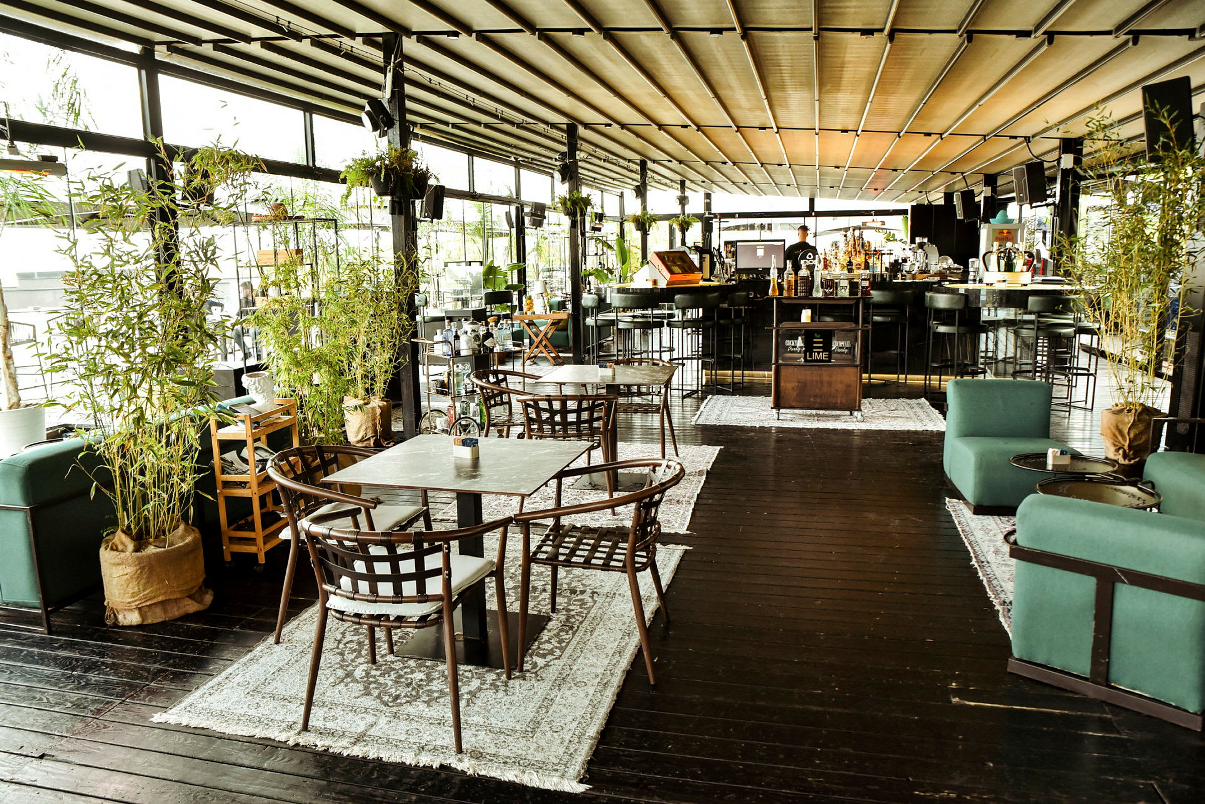 En indendørs restaurant med planter og møbler. (AI-genereret tekst)