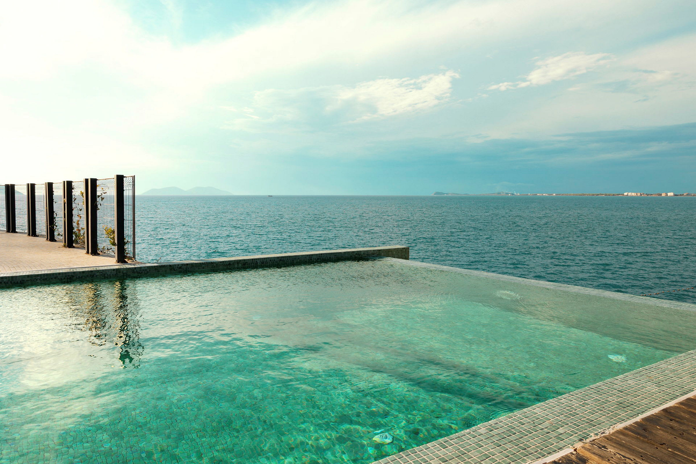En infinitypool med udsigt over havet og en klar himmel. (AI-genereret tekst)