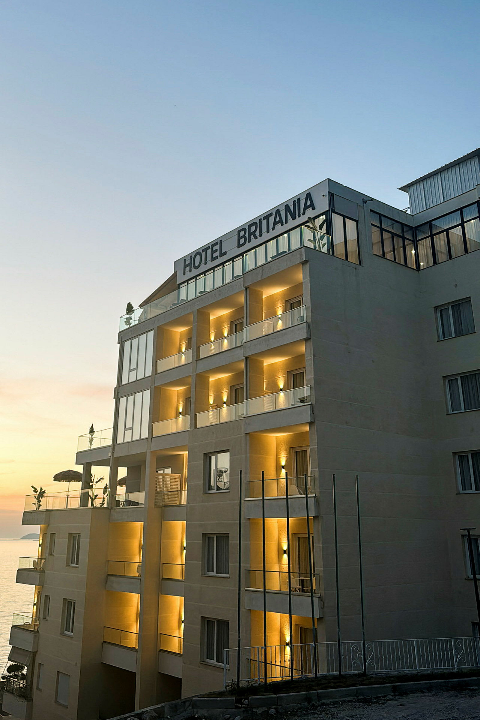 Hotelbygning ved solnedgang. (AI-genereret tekst)