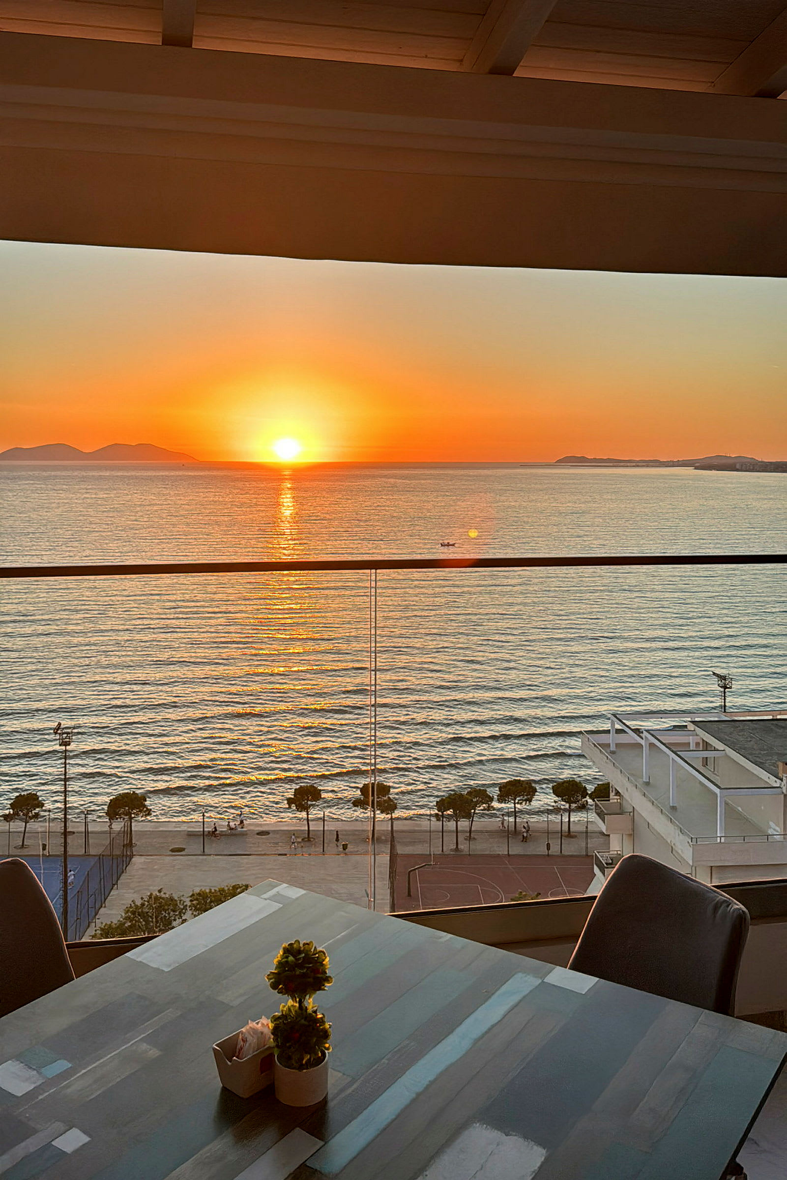 En solnedgang over havet, set fra en terrasse med udsigt. (AI-genereret tekst)