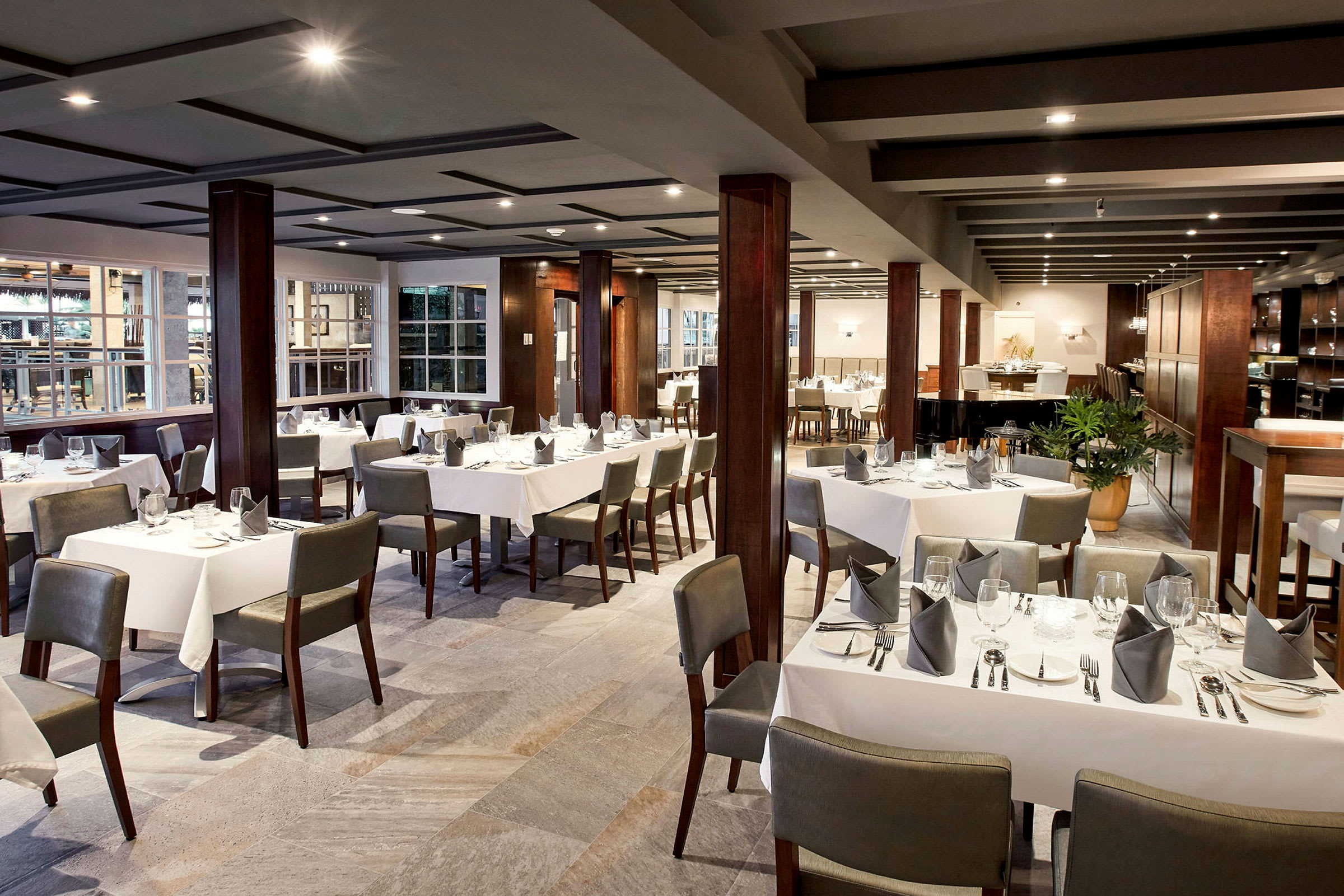 En elegant restaurantindretning med dækkede borde og stole. (AI-genereret tekst)