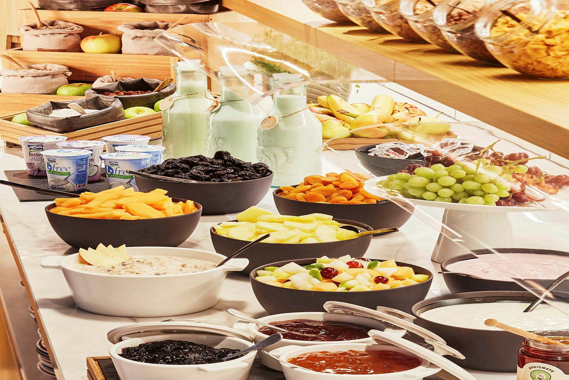 En buffet med forskellige frugter, yoghurter og toppings. (AI-genereret tekst)