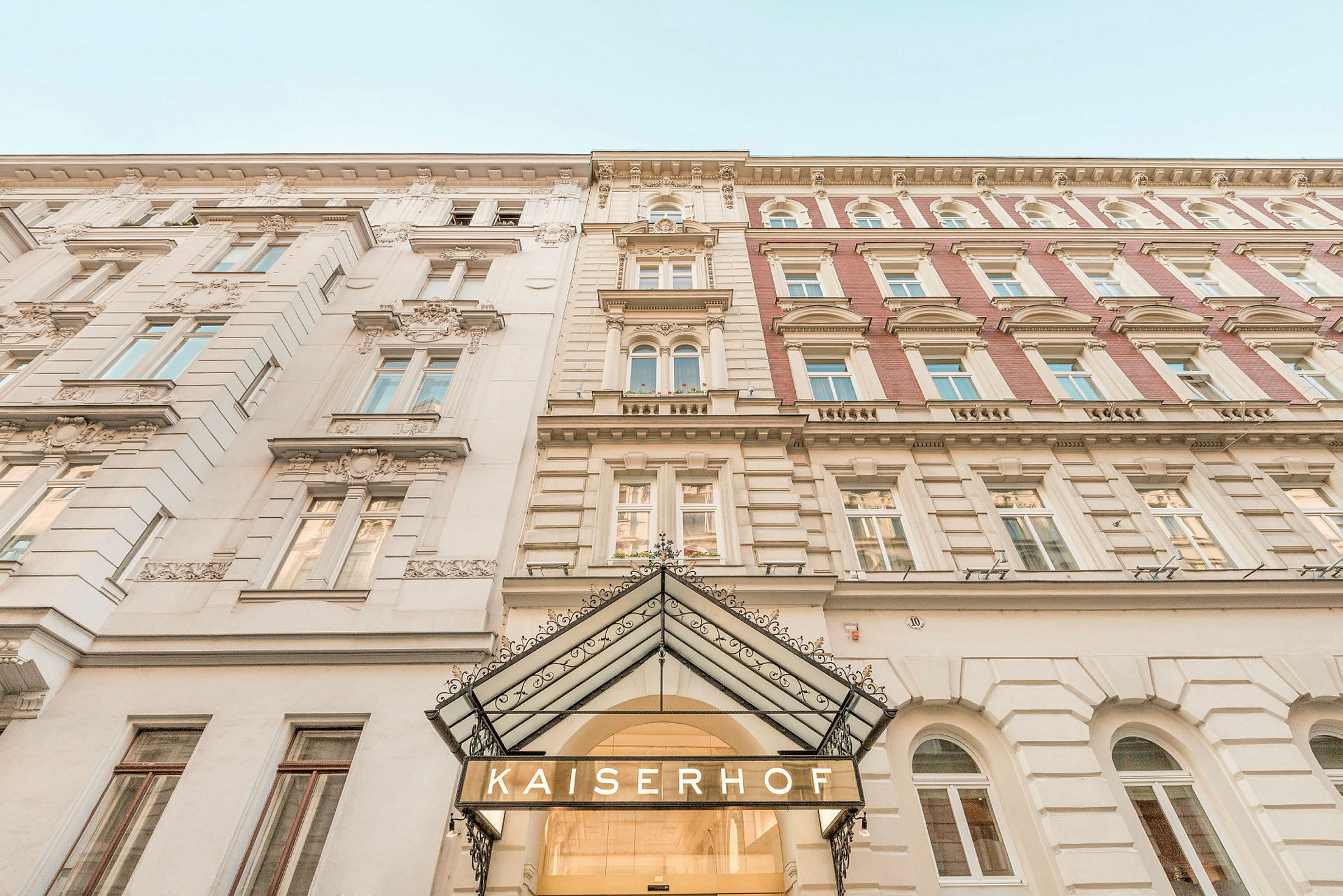 Bygningens facade med inskriptionen 'Kaiserhof' ved indgangen. (AI-genereret tekst)