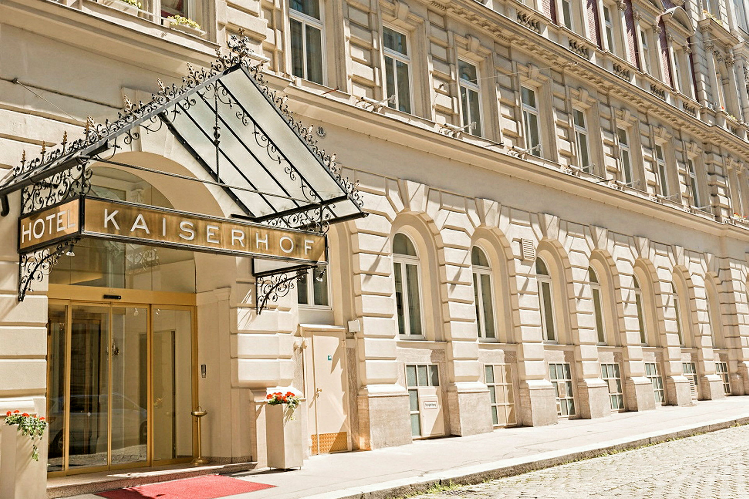 Hotelbygning med indgang og skilt med teksten "Hotel Kaiserhof". (AI-genereret tekst)