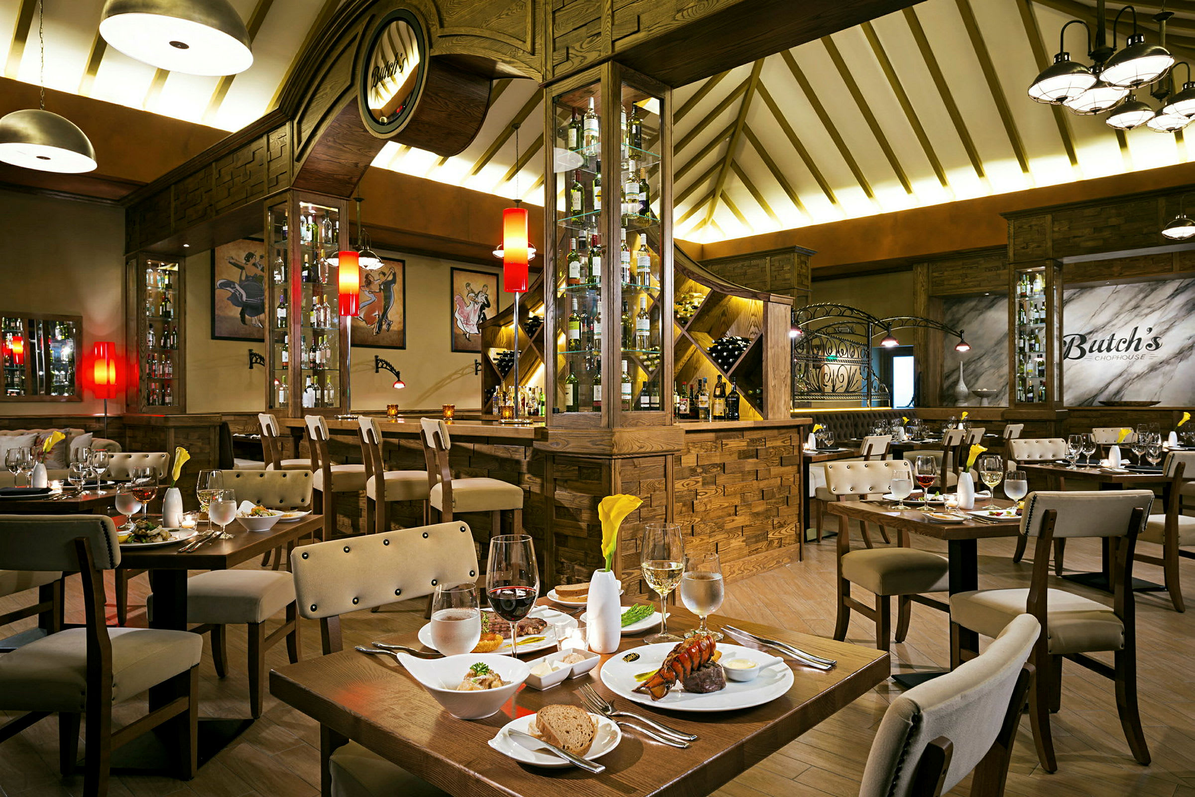 Billede af en elegant restaurant med dækkede borde og en synlig bar. (AI-genereret tekst)