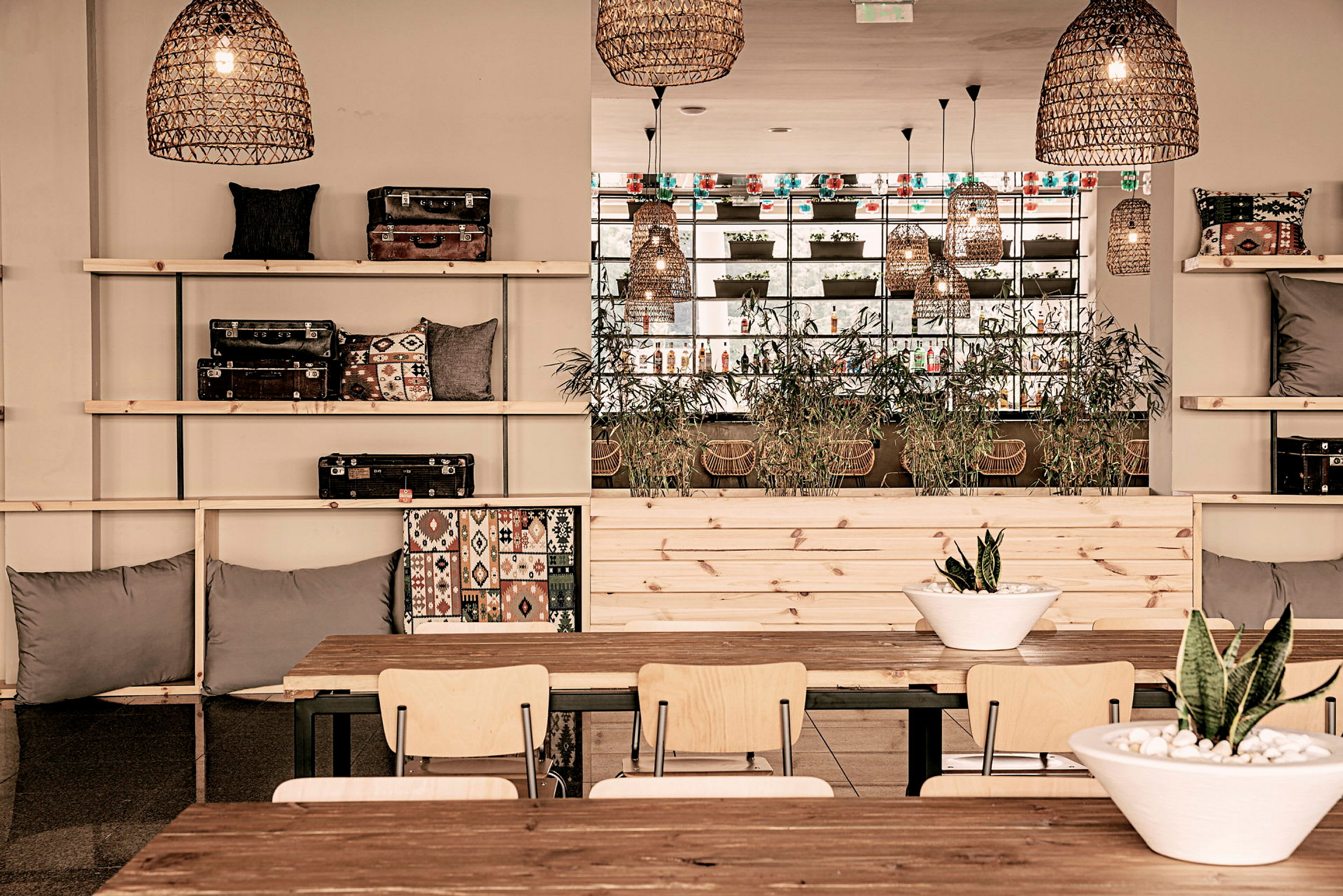 Restaurantinteriør med træborde, planter og dekorative hylder. (AI-genereret tekst)