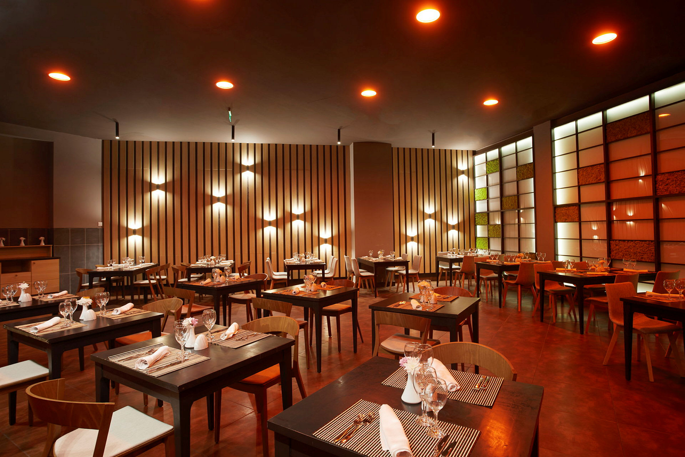 Moderne restaurant med stilfuld indretning og opdækkede borde. (AI-genereret tekst)
