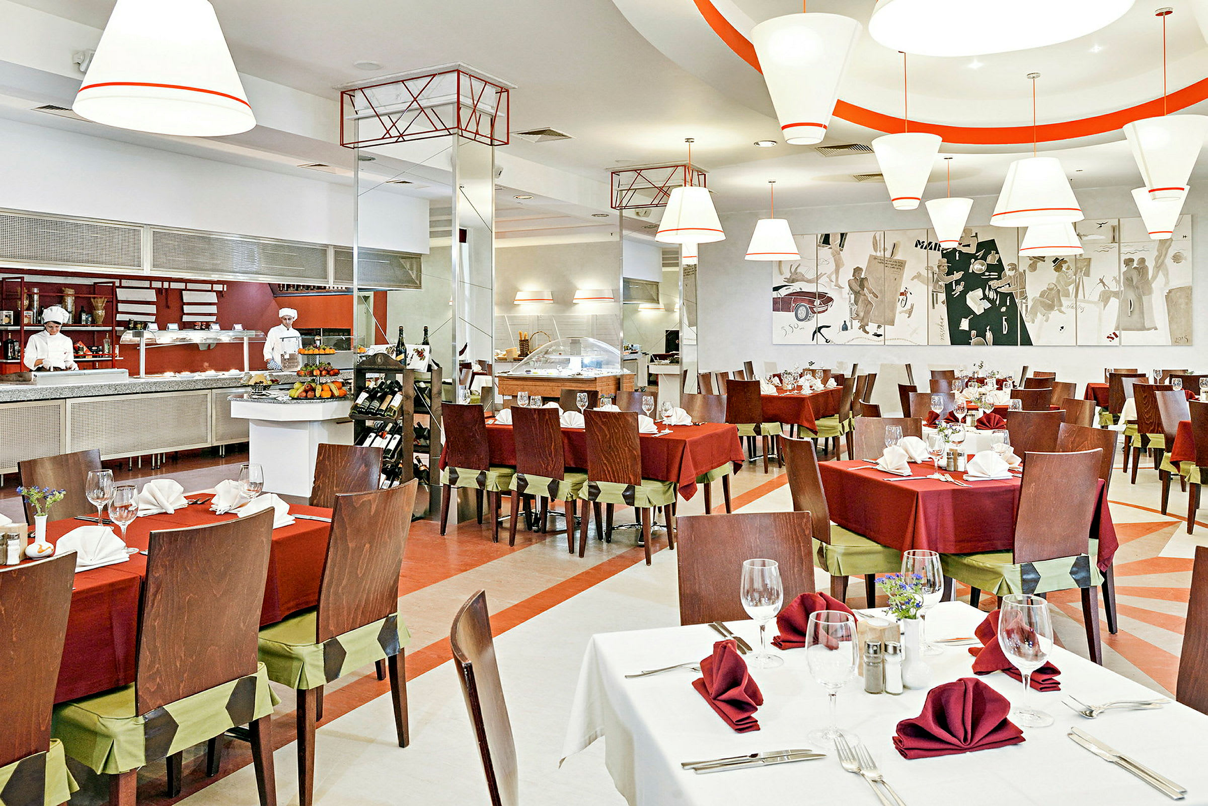 Billede af en elegant restaurant med borde dækket med røde duge og servietter. I baggrunden ses en åben køkkenstation og kunst på væggen. (AI-genereret tekst)