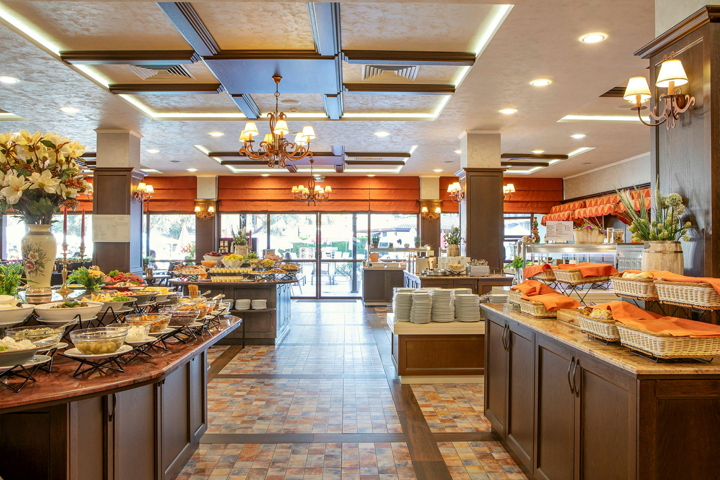 Billede af en hotelrestaurant med en buffetbord opstillet med forskellige retter og brød. (AI-genereret tekst)