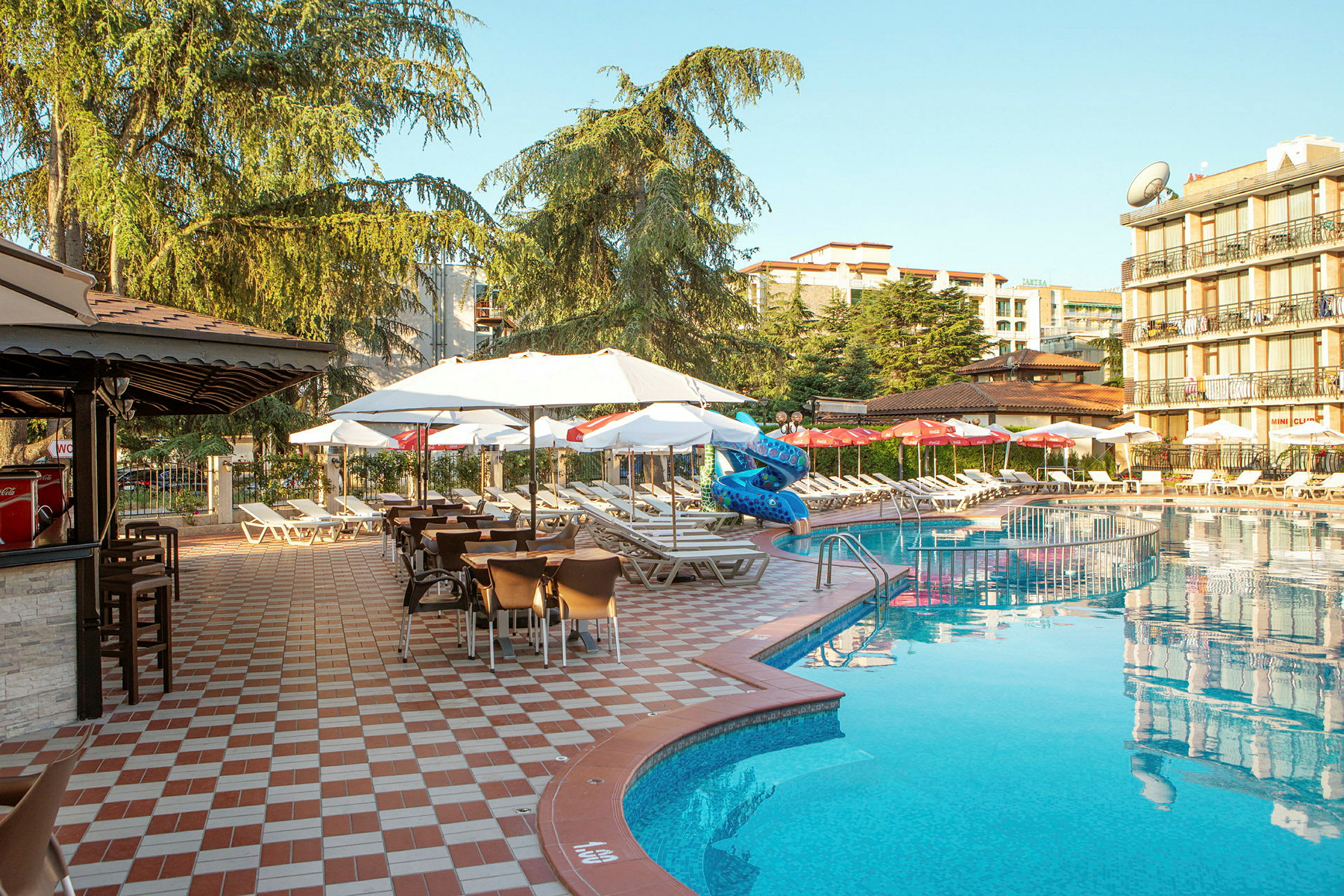 Udendørs pool med liggestole og parasoller på en terrasse. (AI-genereret tekst)