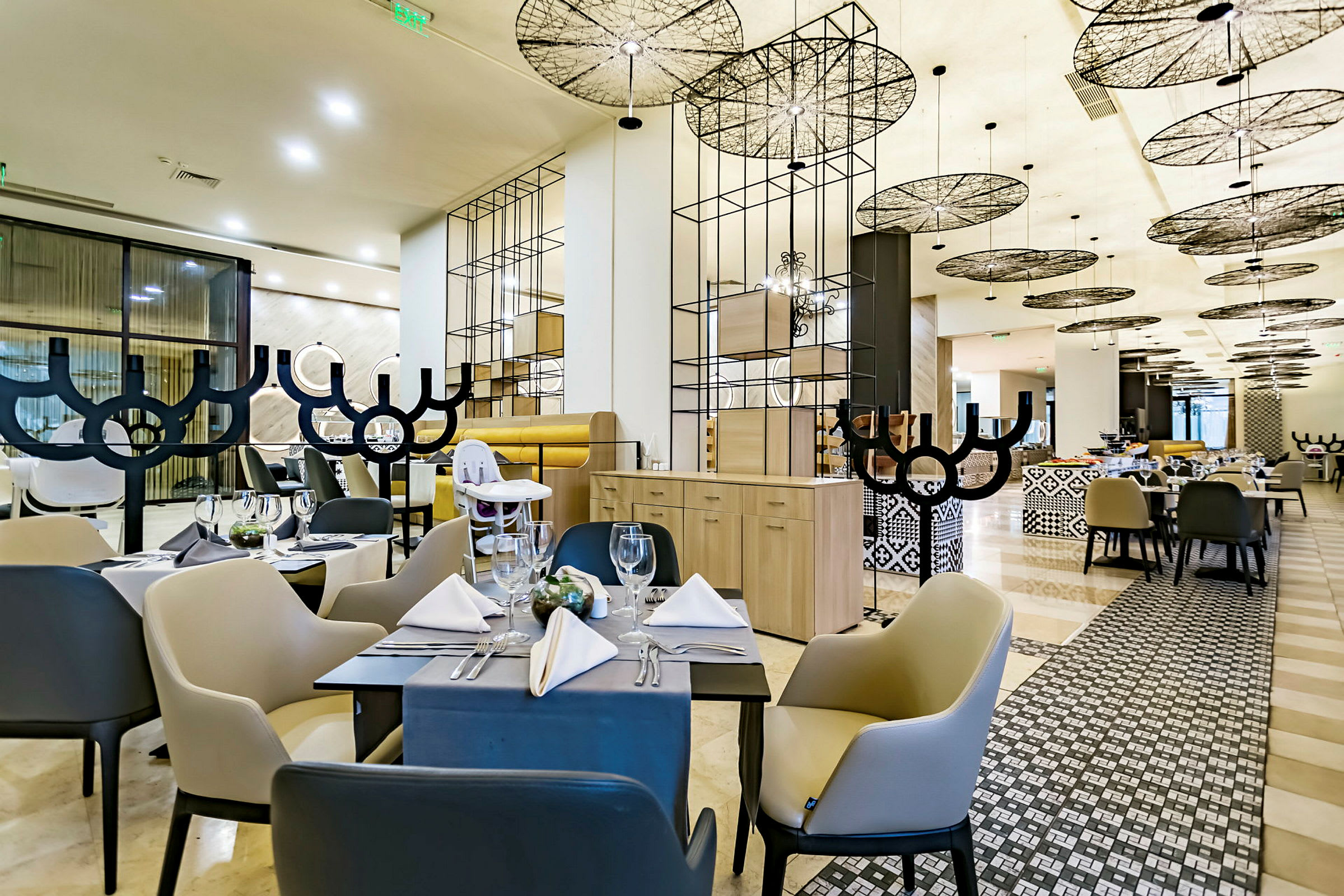 En moderne restaurant med elegante møbler og et stilfuldt loft. (AI-genereret tekst)
