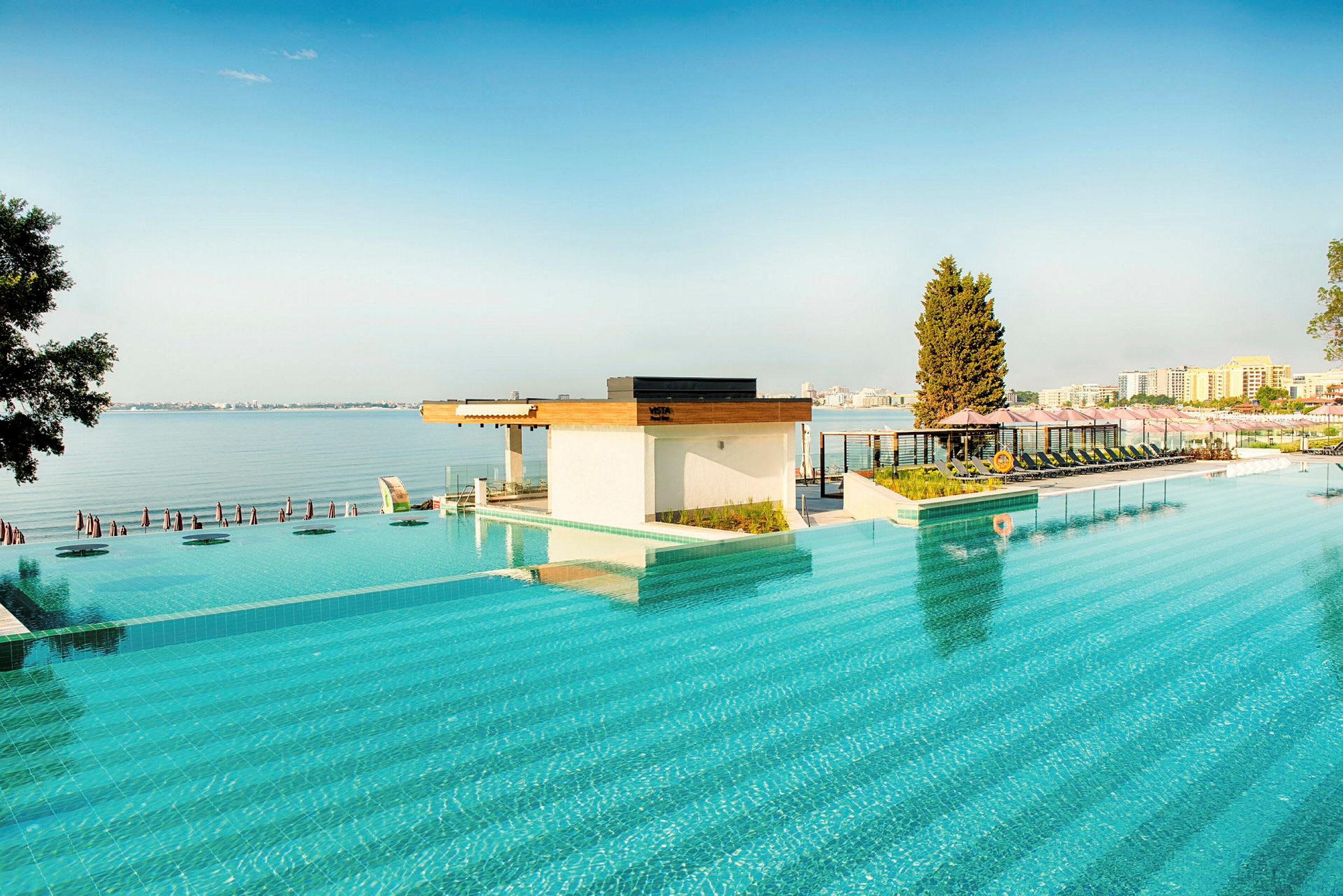 En swimmingpool med udsigt over havet og byens skyline. (AI-genereret tekst)