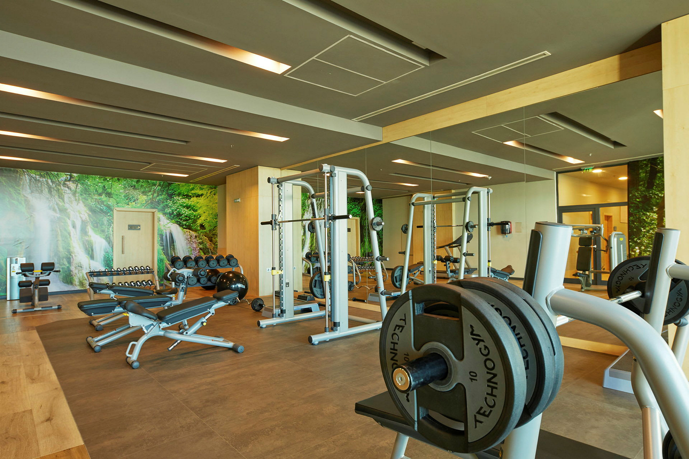 Et fitnesscenter med træningsudstyr og vægte. (AI-genereret tekst)