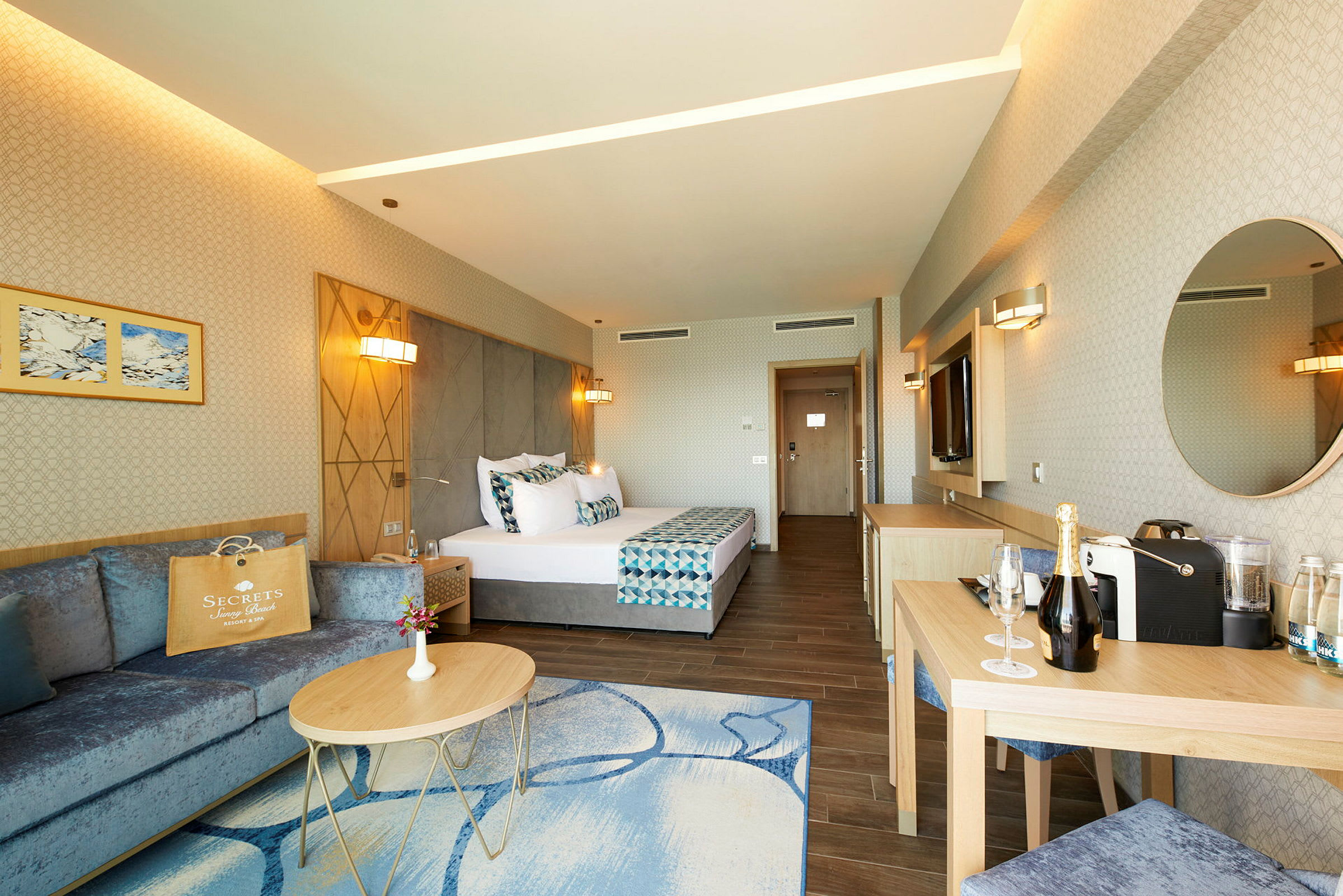 Moderne indrettet hotelværelse med en dobbeltseng, siddeområde og skrivebord. (AI-genereret tekst)