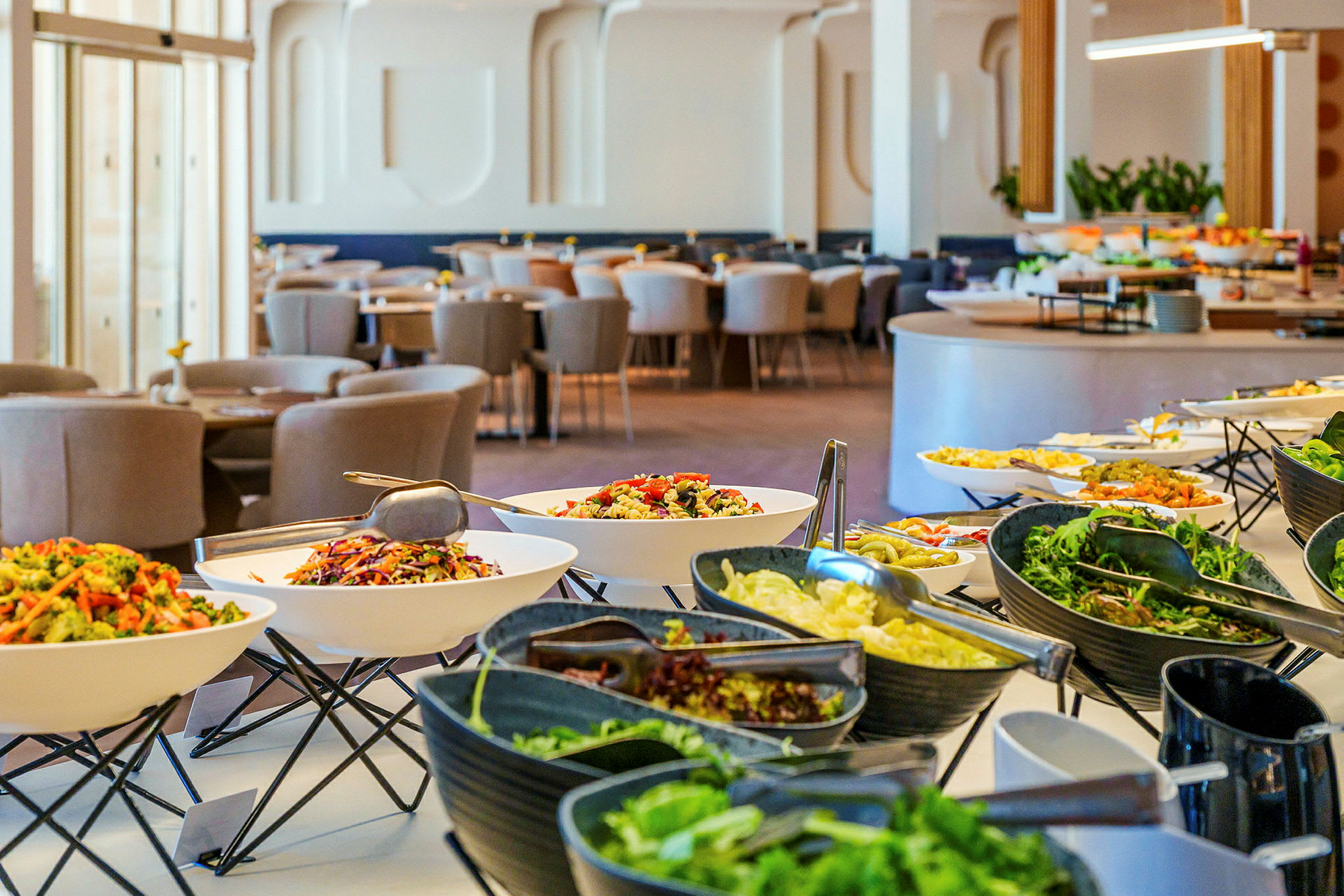 En buffet med forskellige salater og retter i en lys og moderne restaurant. (AI-genereret tekst)
