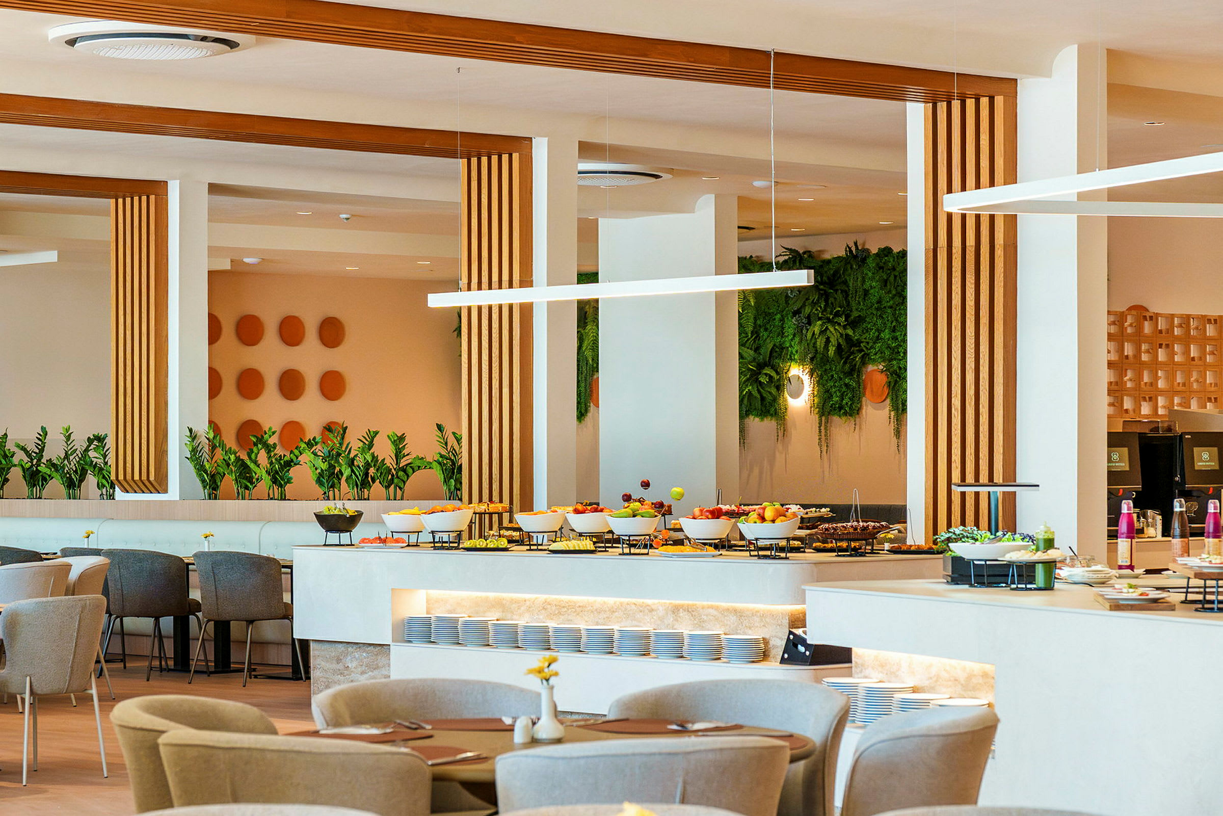 Billede af en lys og elegant restaurant med borde, stole og en buffet fyldt med mad. (AI-genereret tekst)
