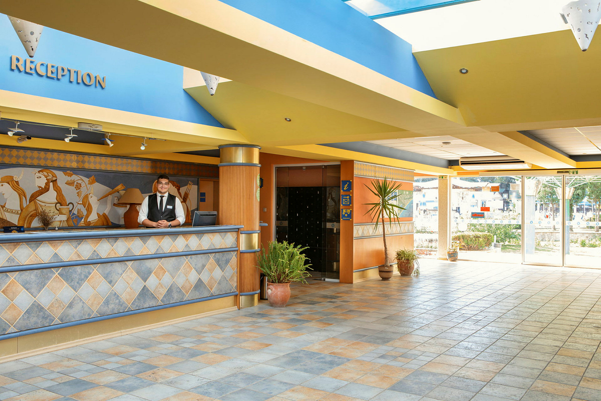 Hotel reception med dekorativt interiør og rummelig lobby. (AI-genereret tekst)