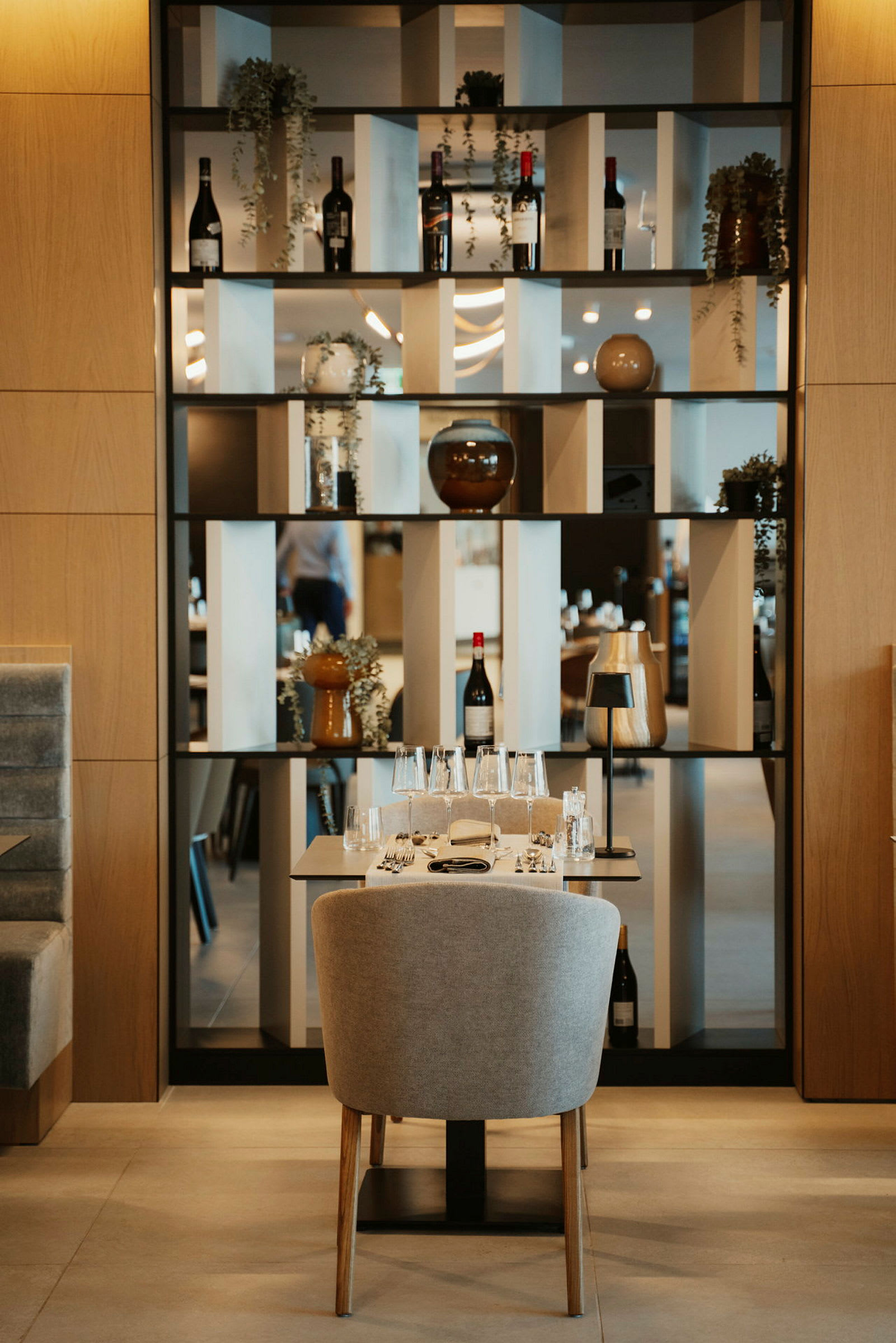 En opdækket restaurant med hylder fyldt med dekorative genstande. (AI-genereret tekst)