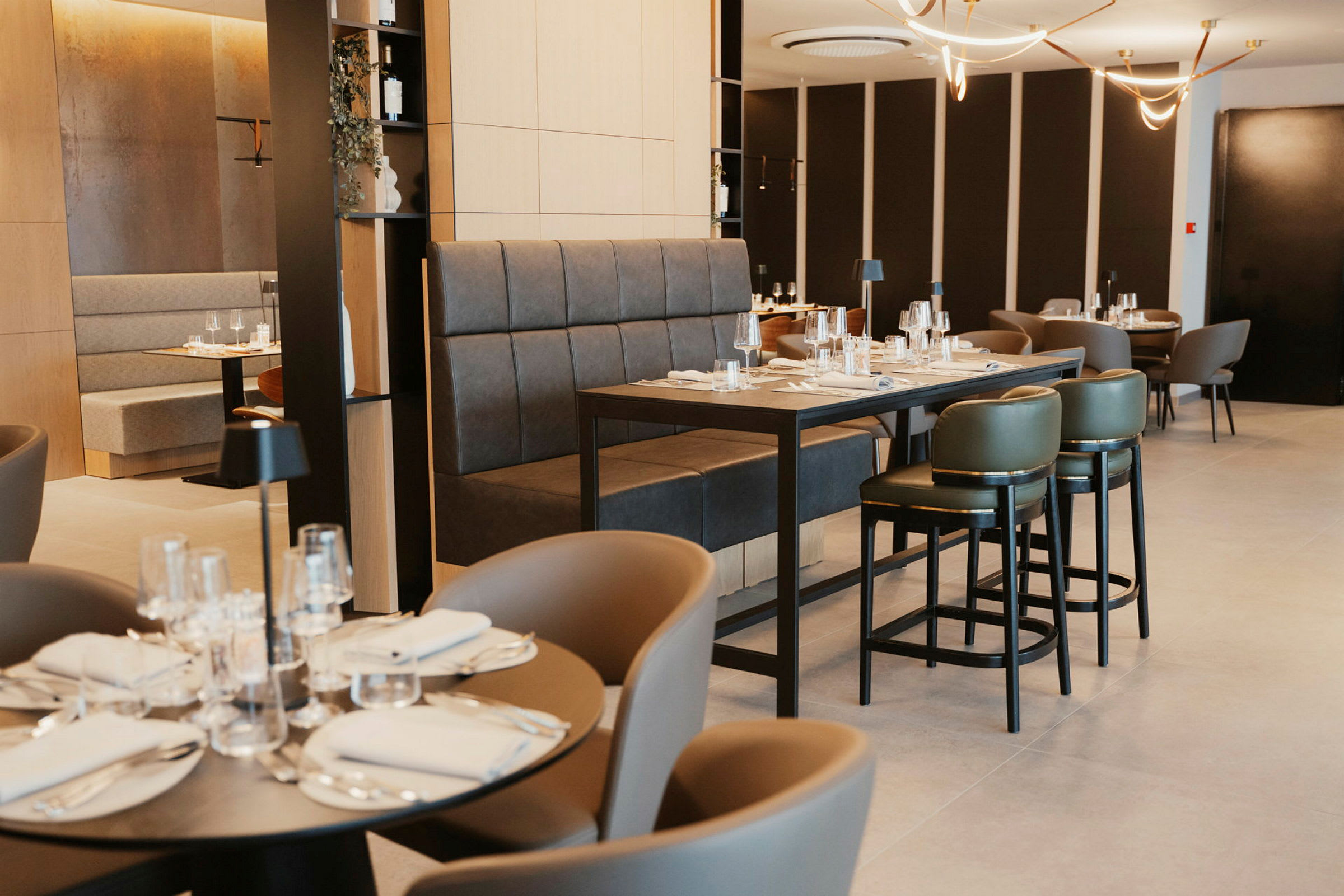 En moderne restaurant med dækkede borde. (AI-genereret tekst)