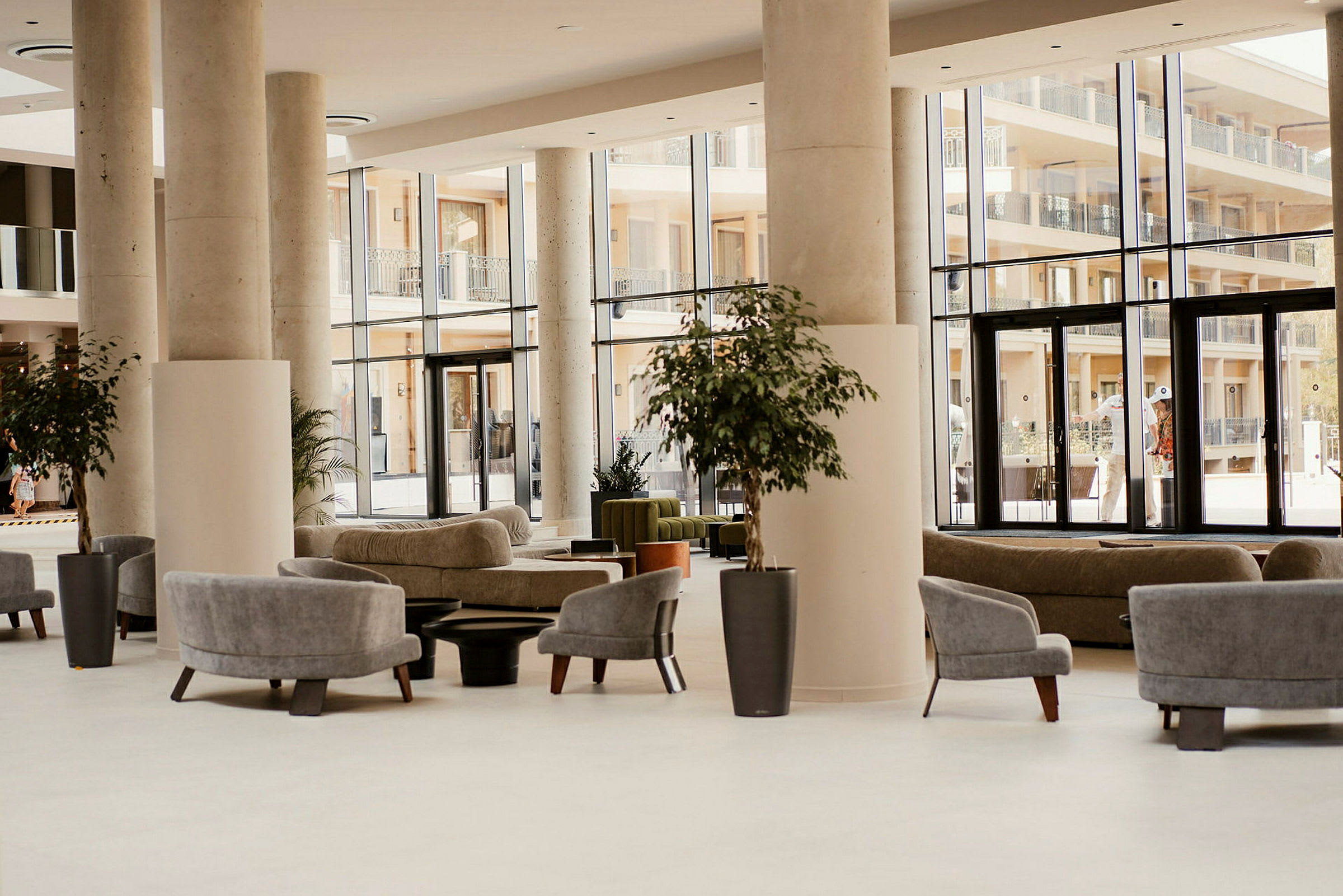 Moderne lobby med siddepladser og store vinduer. (AI-genereret tekst)
