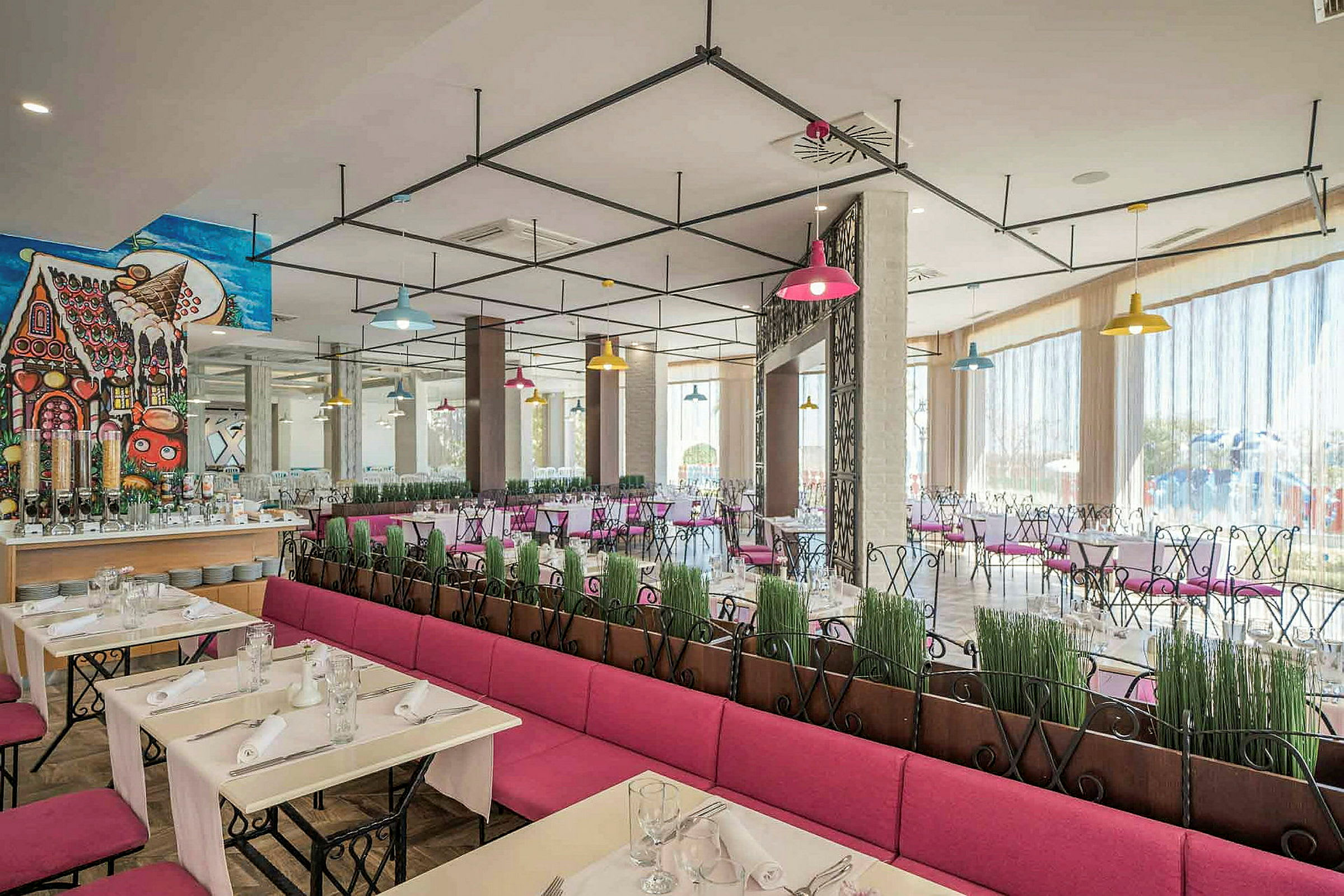 Moderne indrettet restaurantområde med farverige lamper og lyserøde siddepladser. (AI-genereret tekst)