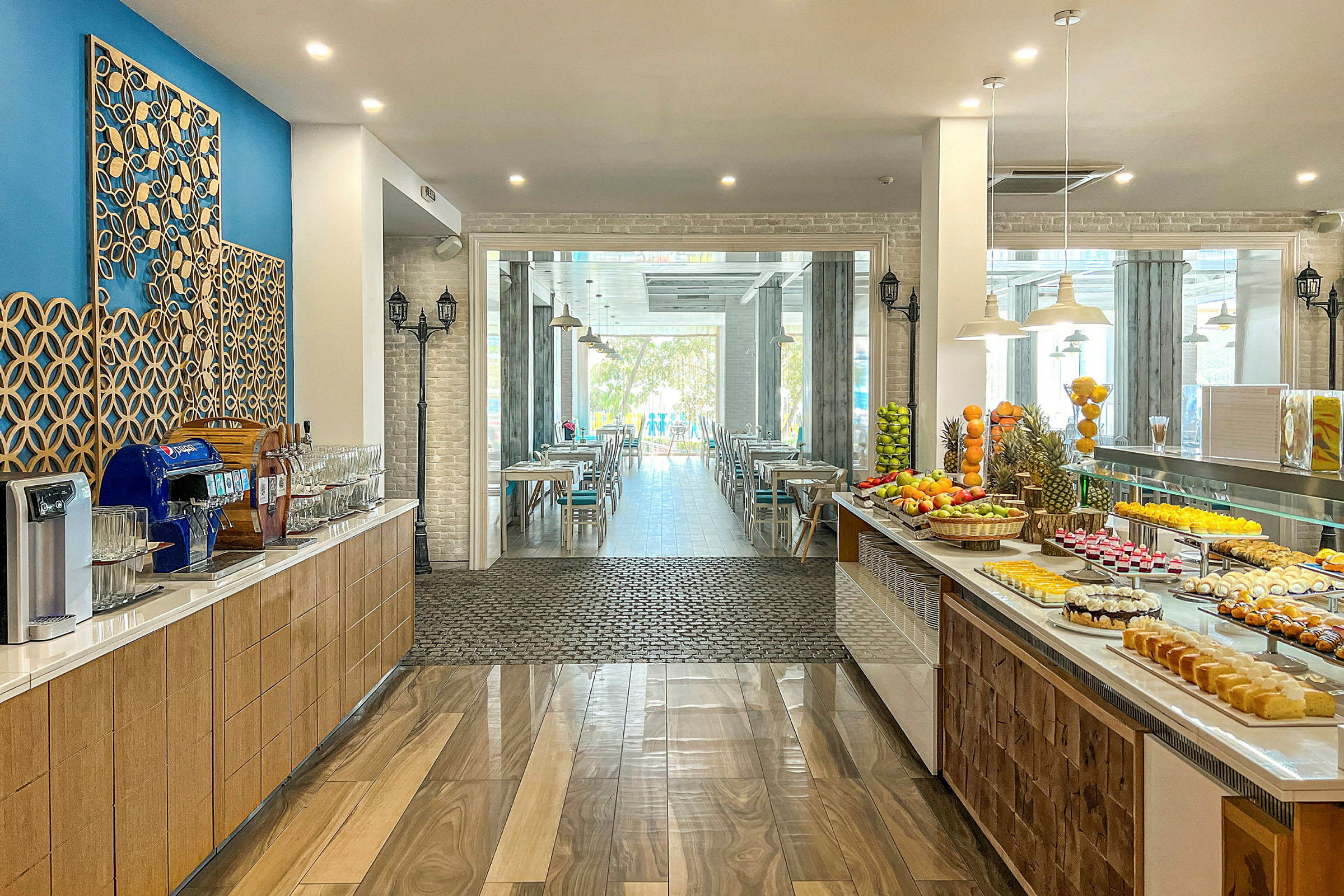 Et billede af en lys restaurant med madbuffet og siddepladser. (AI-genereret tekst)