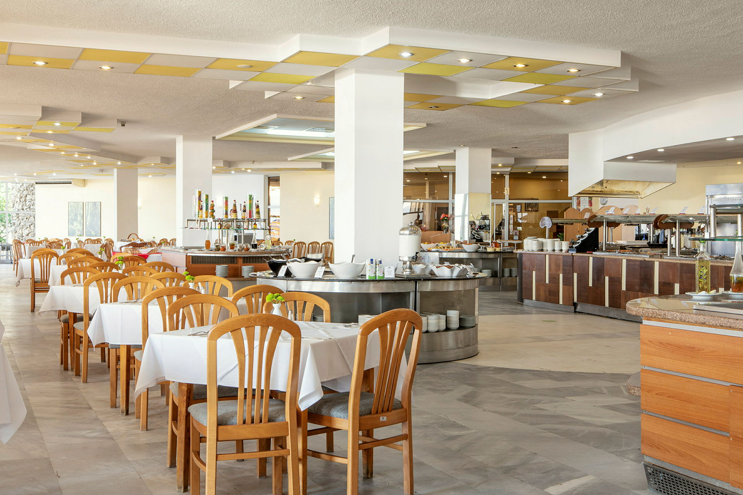 Restaurant med borde og serveringsområde. (AI-genereret tekst)