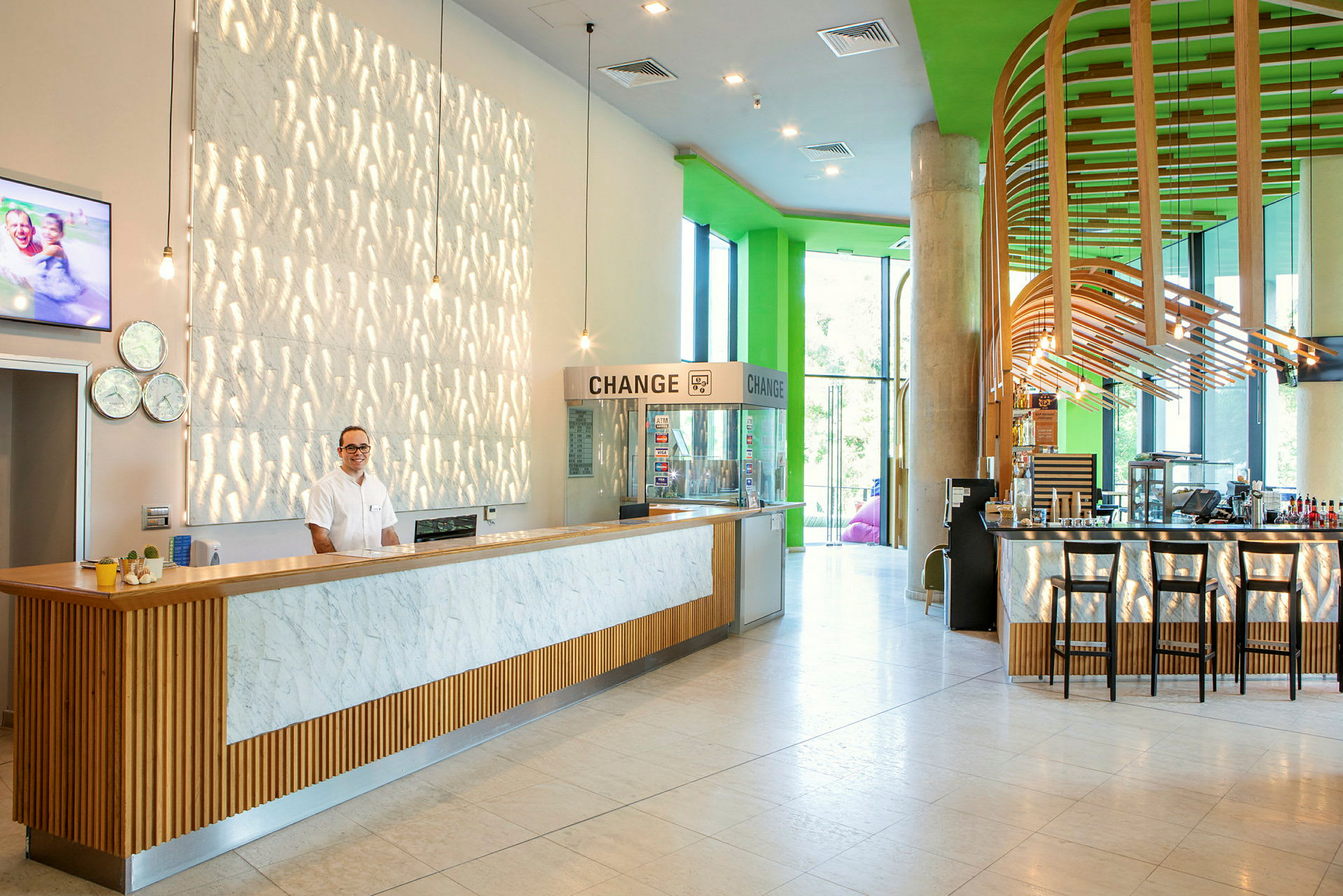 Hotellets reception med moderne indretning og lys design. (AI-genereret tekst)