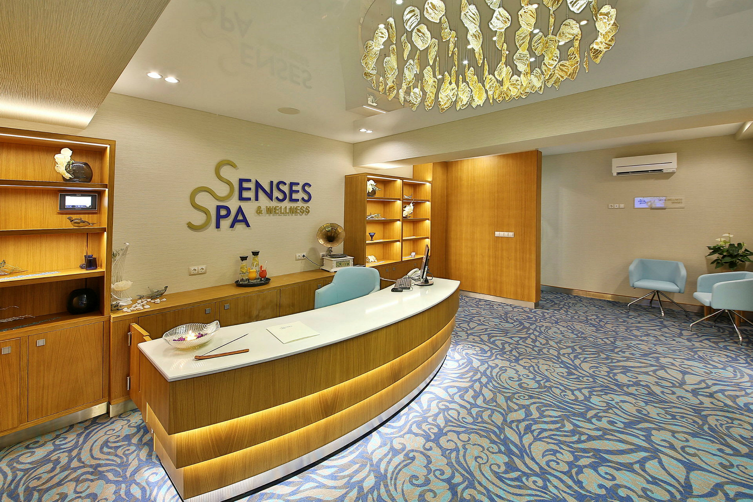 Receptionen på et spa med møbler i træ og dekorativ lysekrone. (AI-genereret tekst)