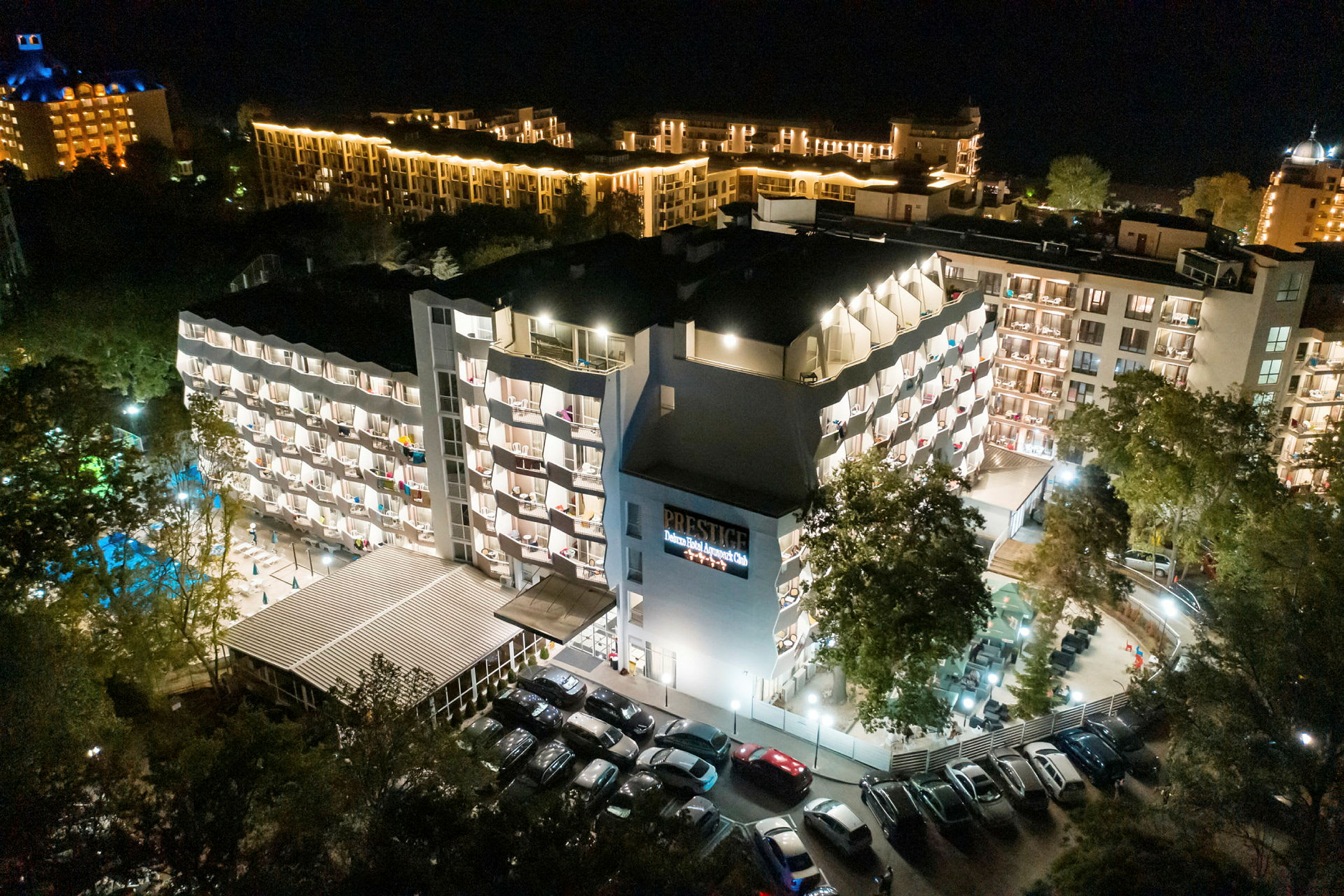 Hotelbelysning og omkringliggende områder om natten. (AI-genereret tekst)