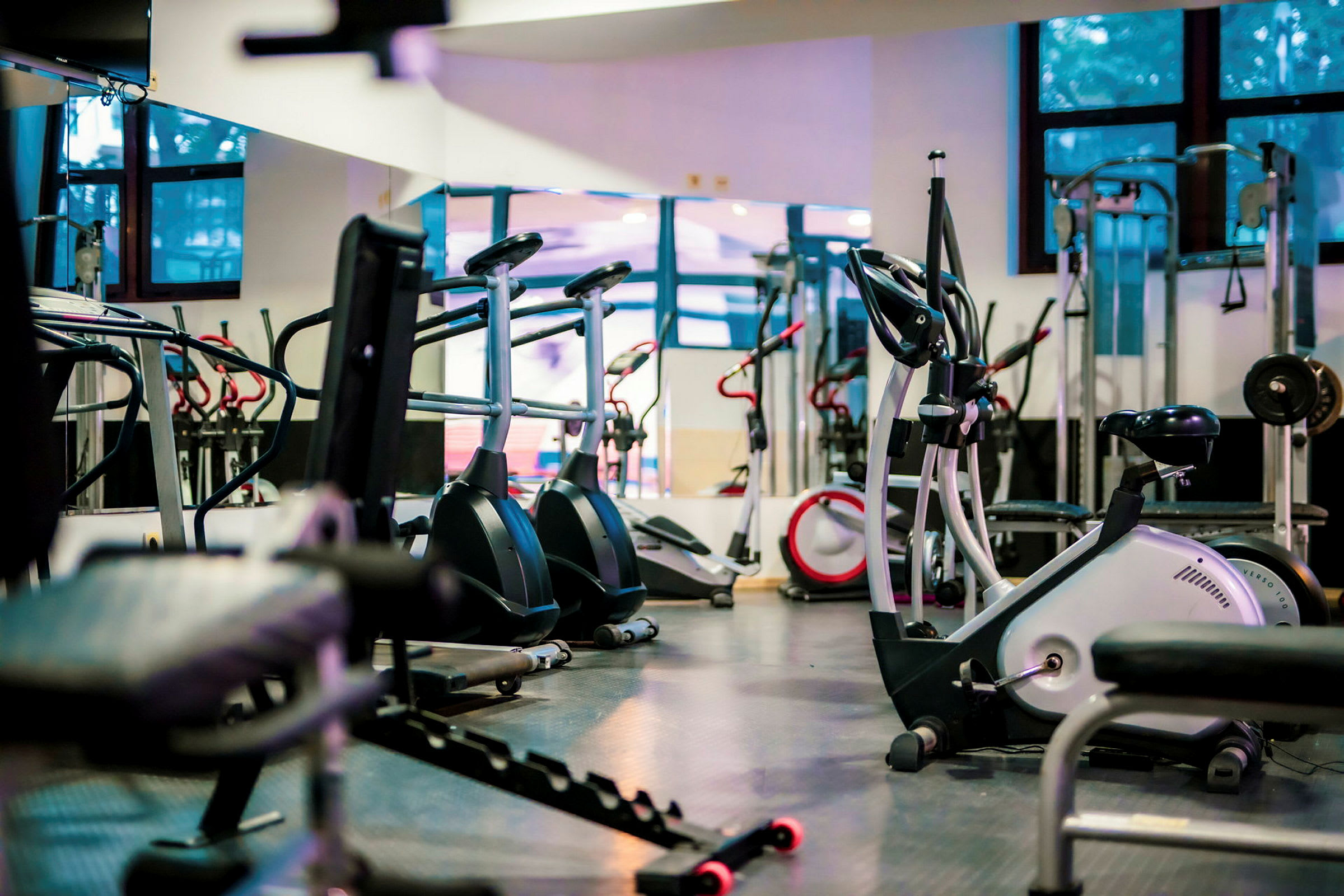 Gym med træningsmaskiner, motionscykler og styrketræningsudstyr. (AI-genereret tekst)