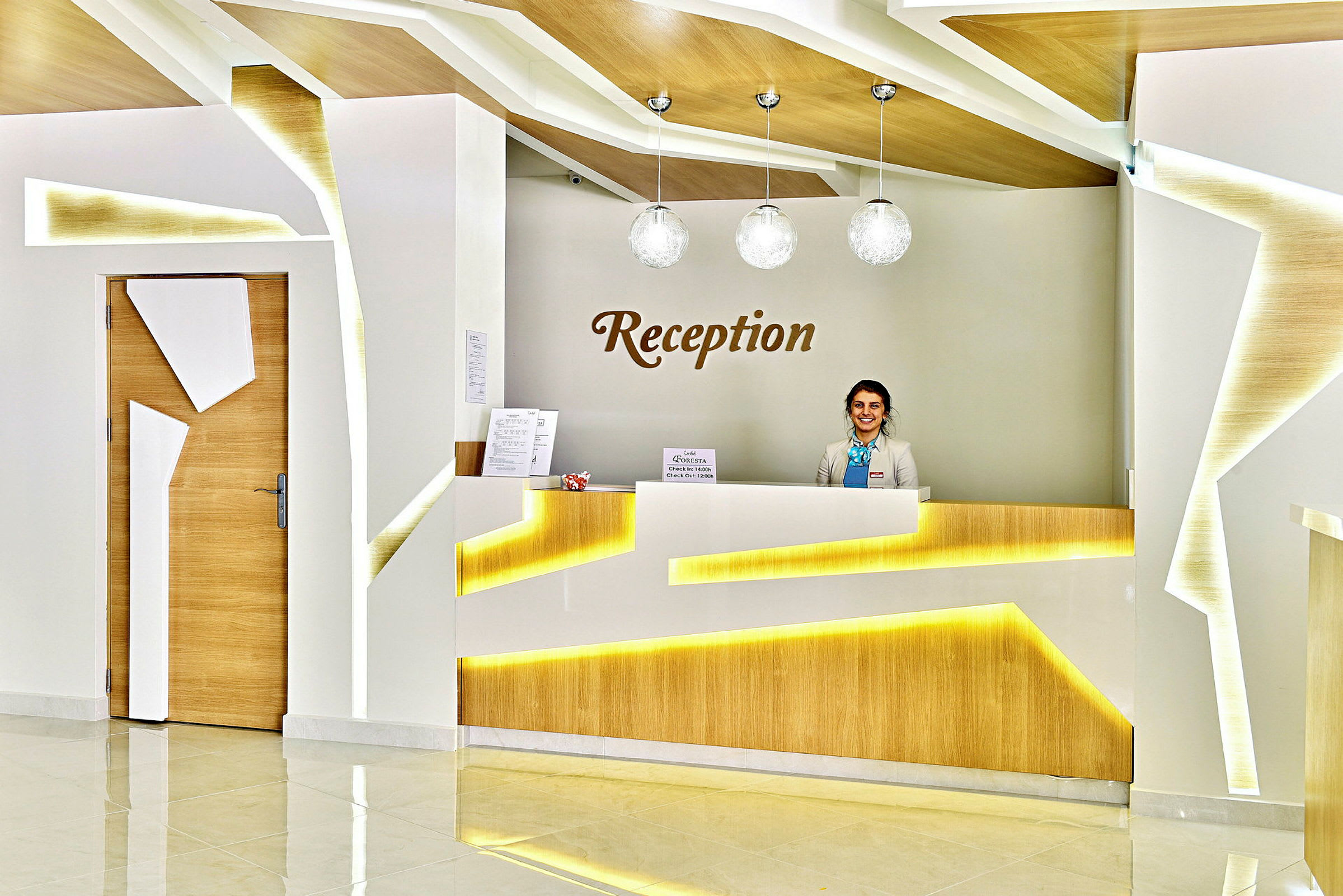 Reception med moderne design og marmorgulv. (AI-genereret tekst)