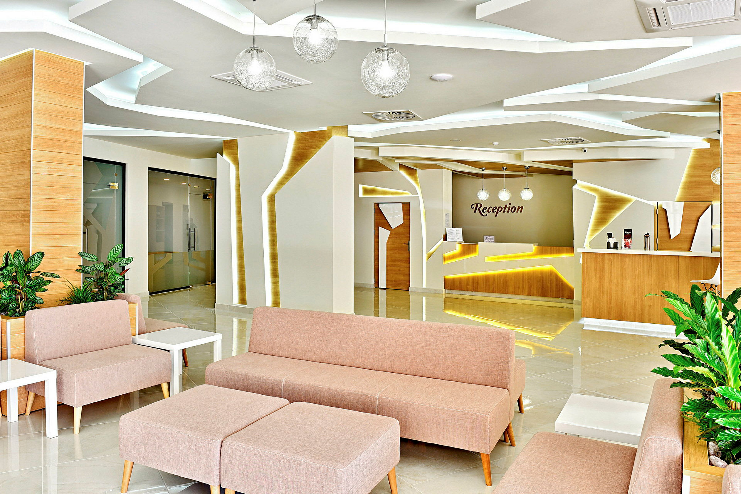 Moderne reception med siddeområde og dekorativ belysning. (AI-genereret tekst)