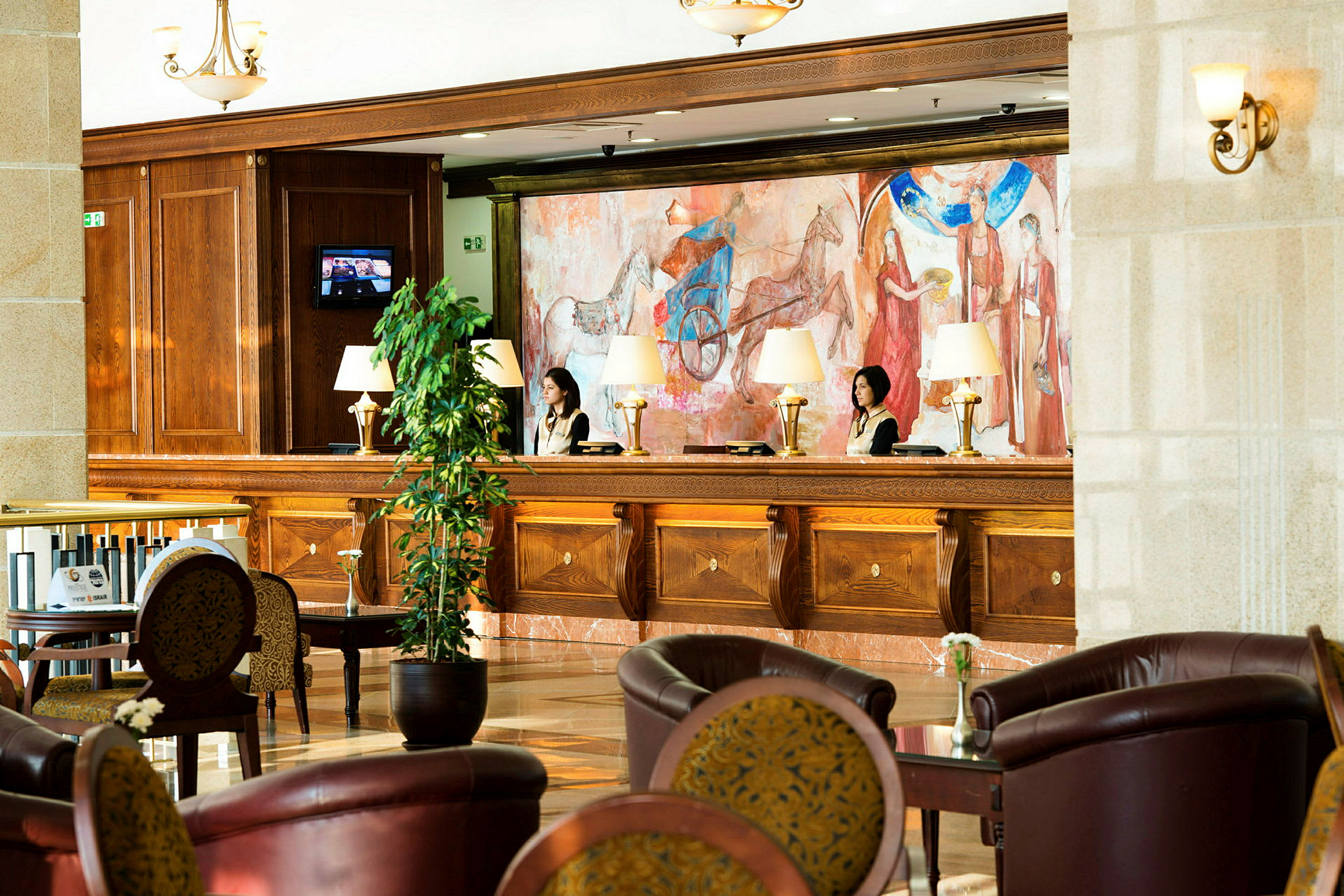 Hotellets reception med træpaneler og siddegrupper. (AI-genereret tekst)