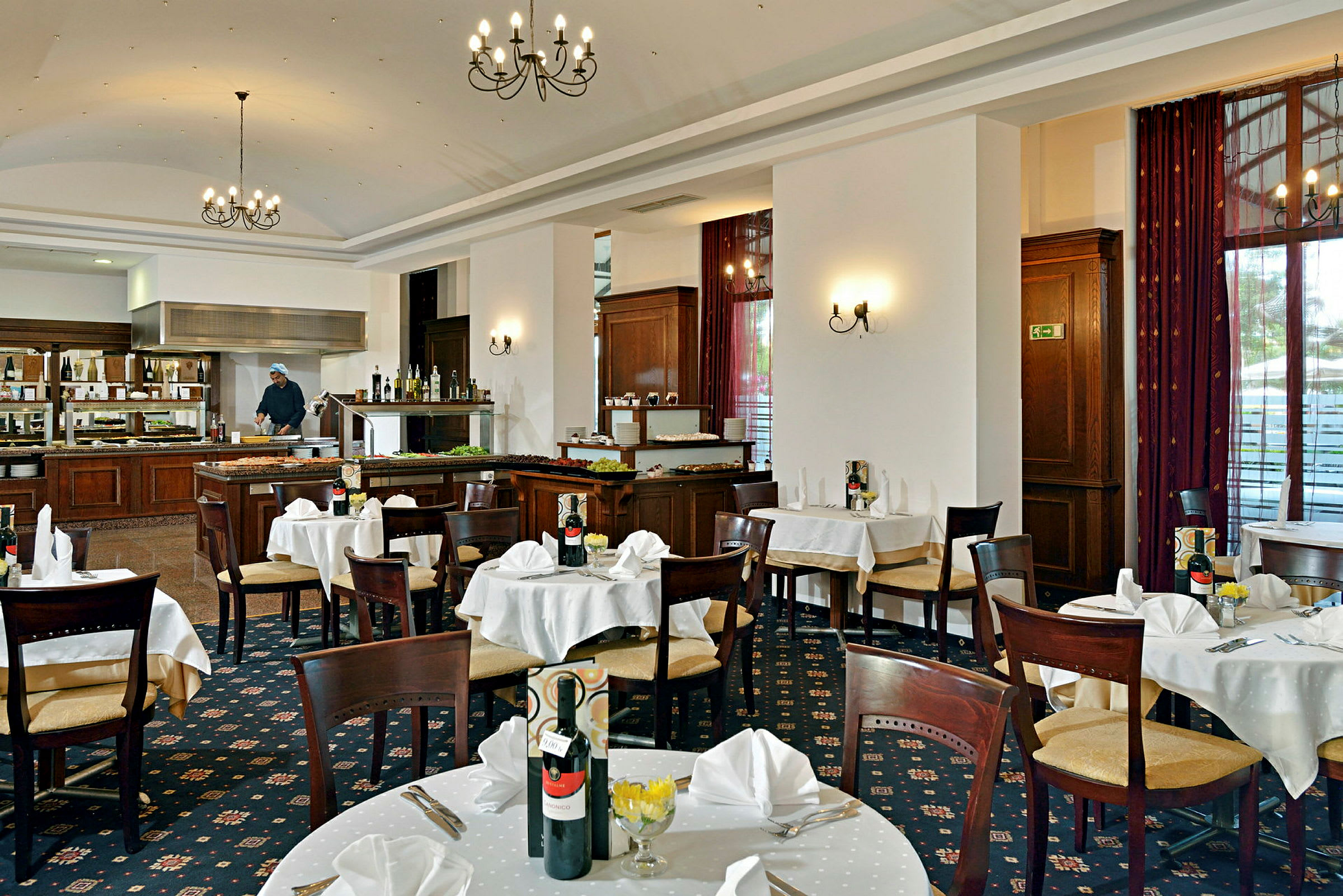 En elegant restaurant med dækkede borde med hvide duge og stole. (AI-genereret tekst)