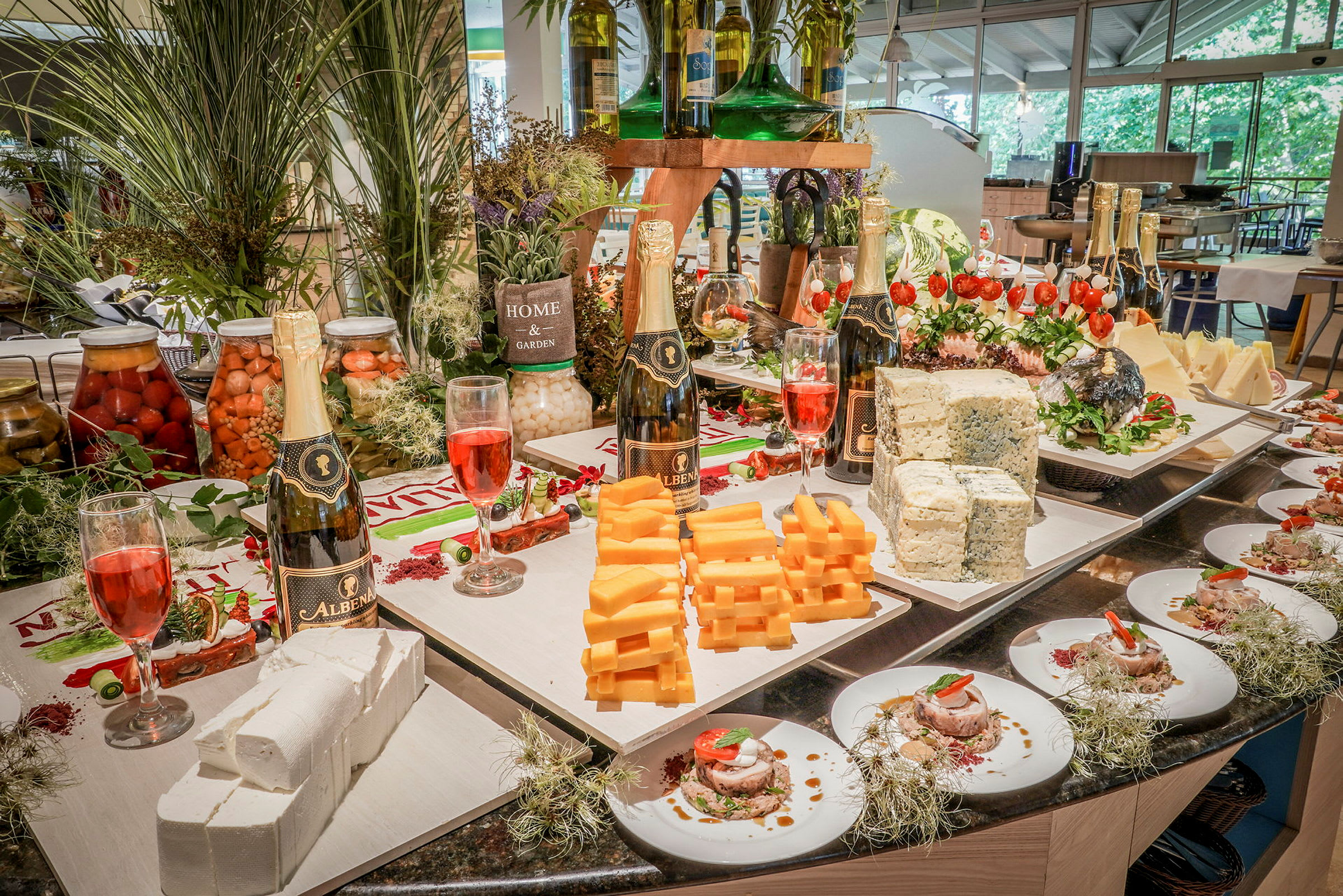 Buffet med forskellige oste, vin og dekorationer. (AI-genereret tekst)
